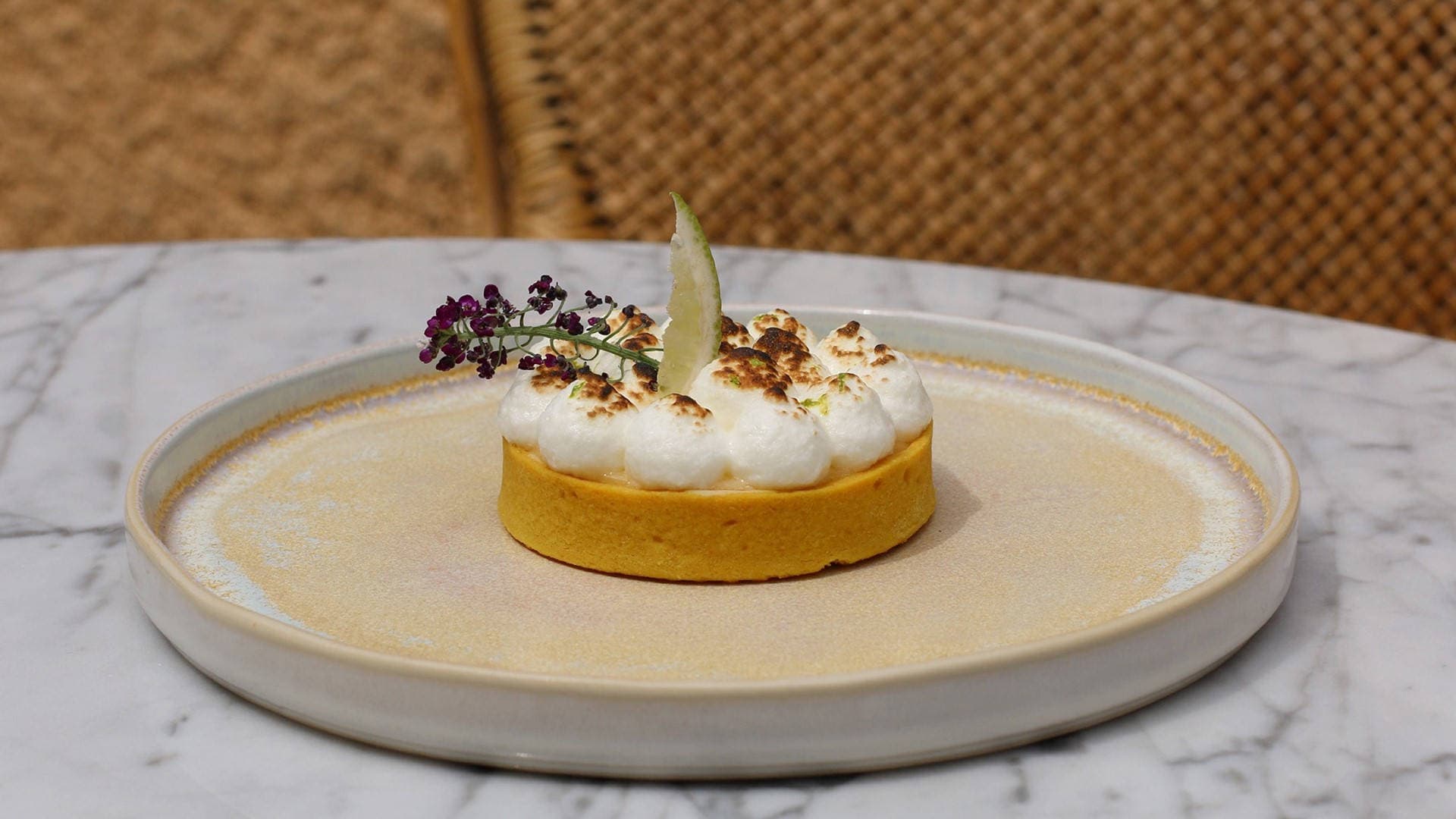 Tarte au citron meringuée sur assiette en marbre - Hôtel 5 étoiles Saint-Rémy-de-Provence - Hôtel Le Saint-Rémy