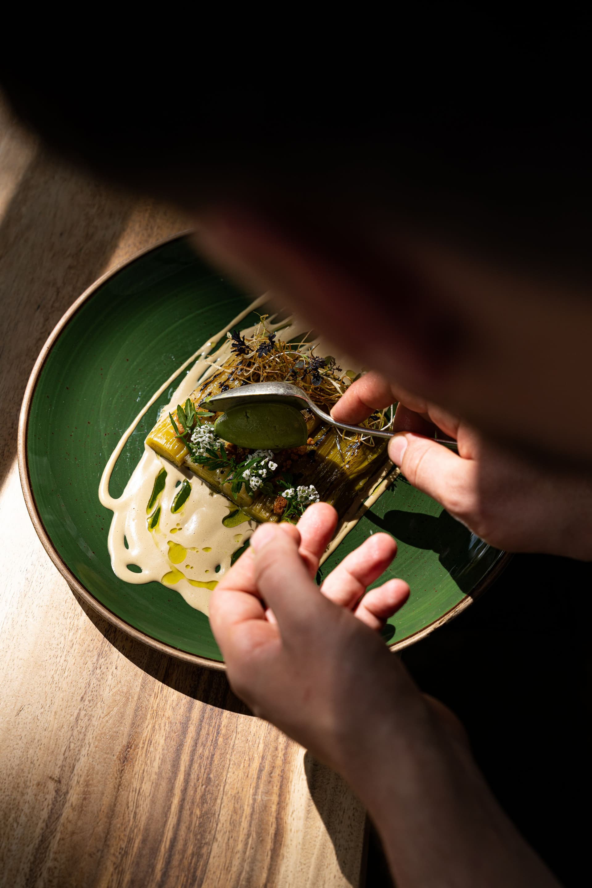 Assiette gastronomique avec décoration raffinée.