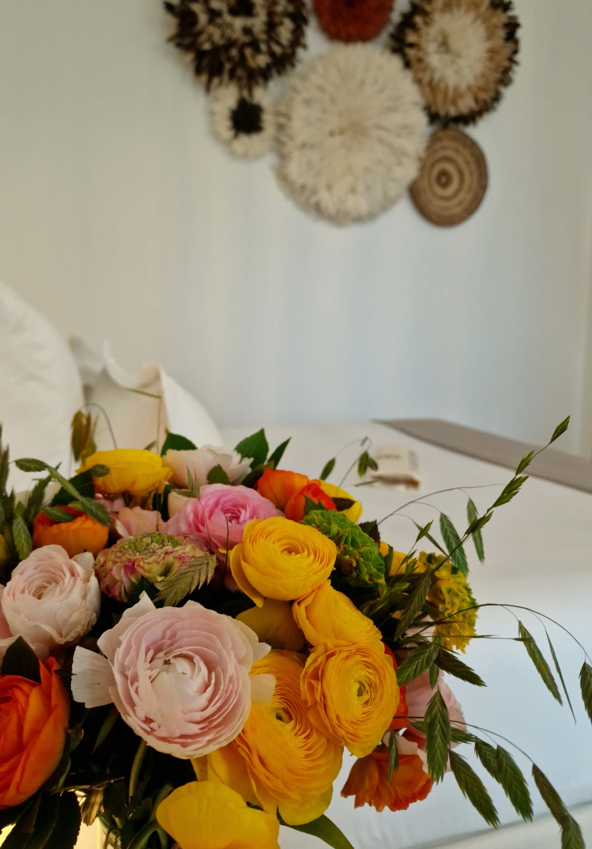 Bouquet de fleurs colorées dans un intérieur moderne.