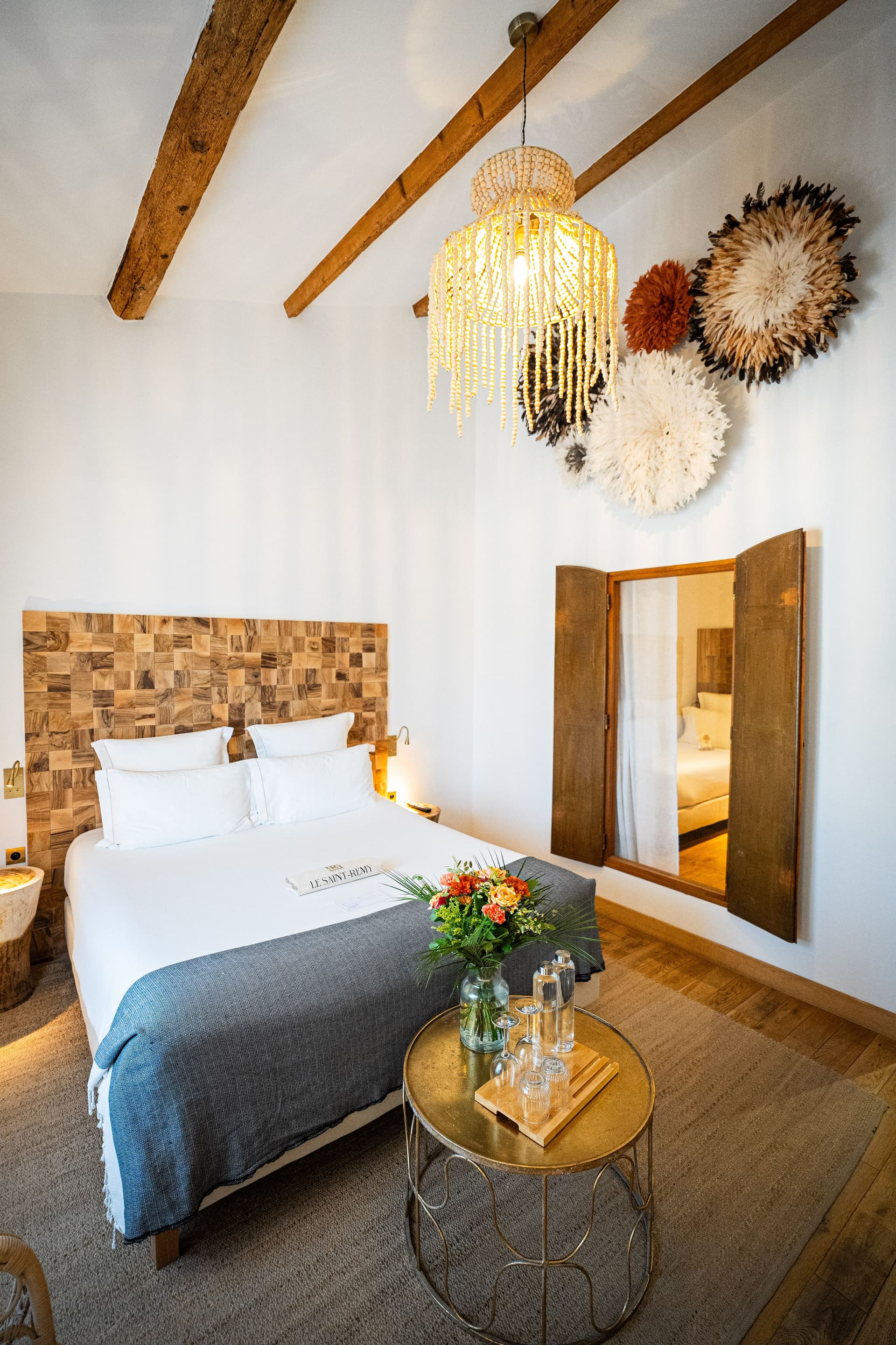 Chambre d'hôtel avec décoration élégante et moderne.