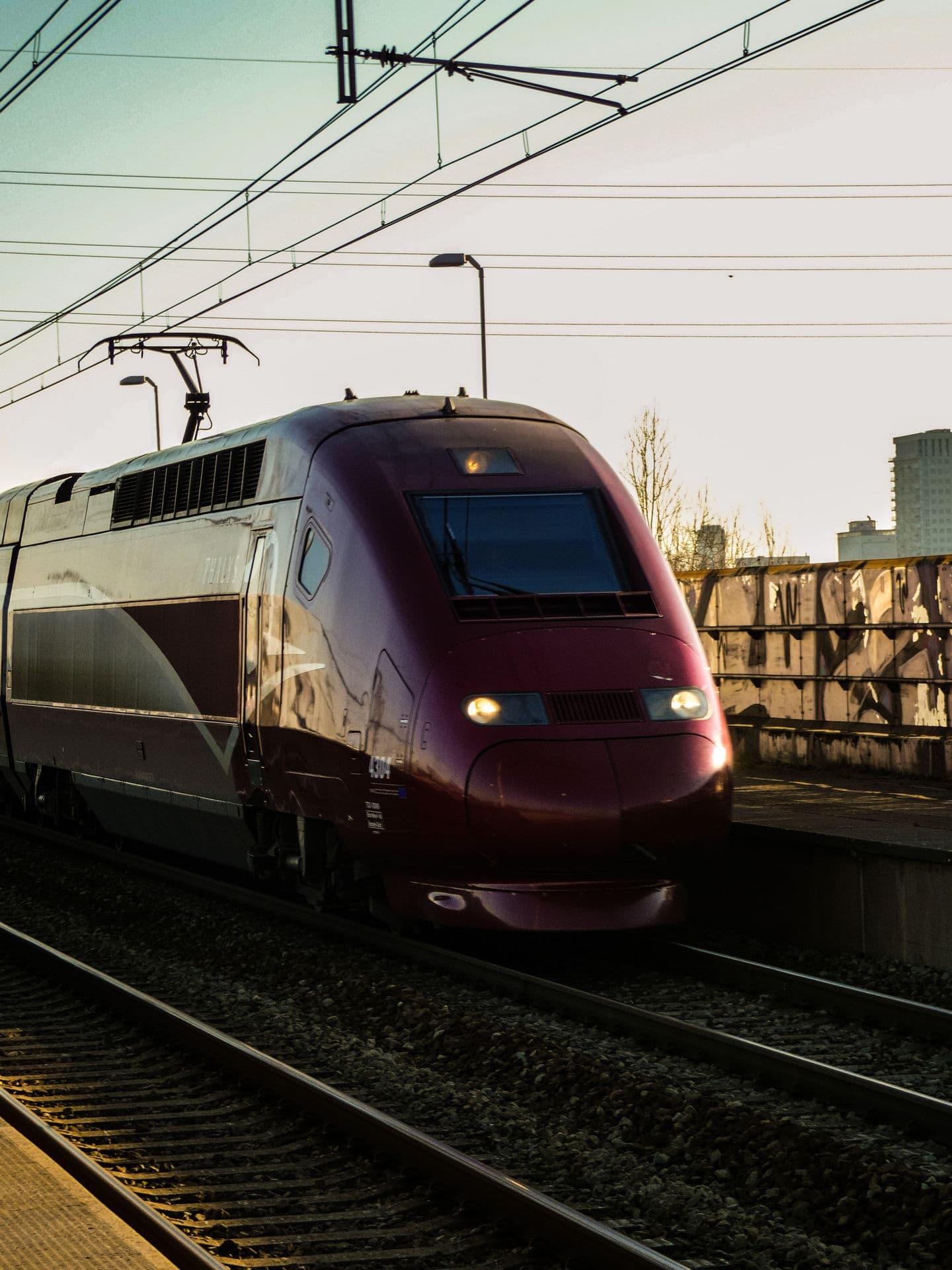 Train à grande vitesse sur les rails au coucher.