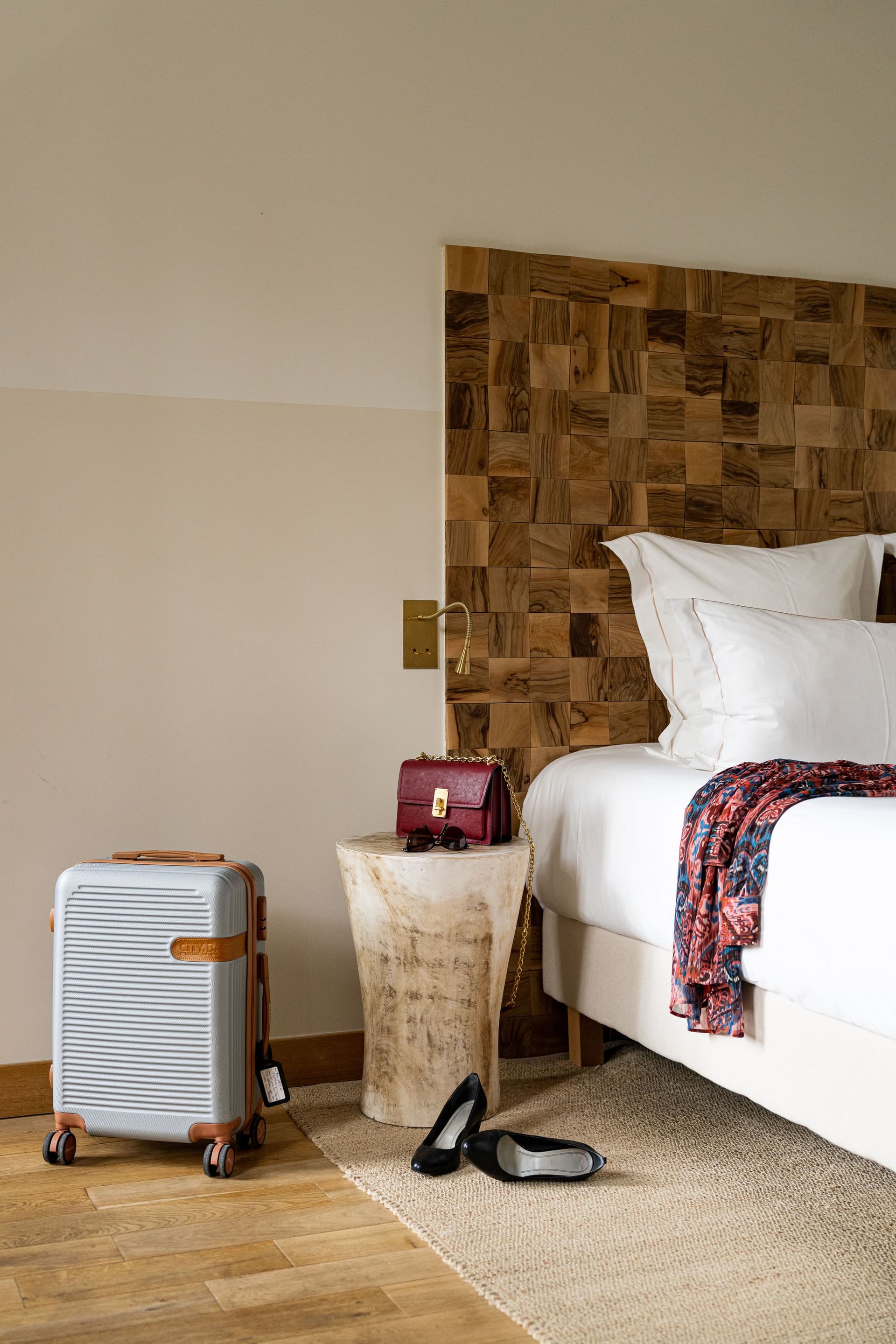 Chambre avec valise, sac et chaussures.