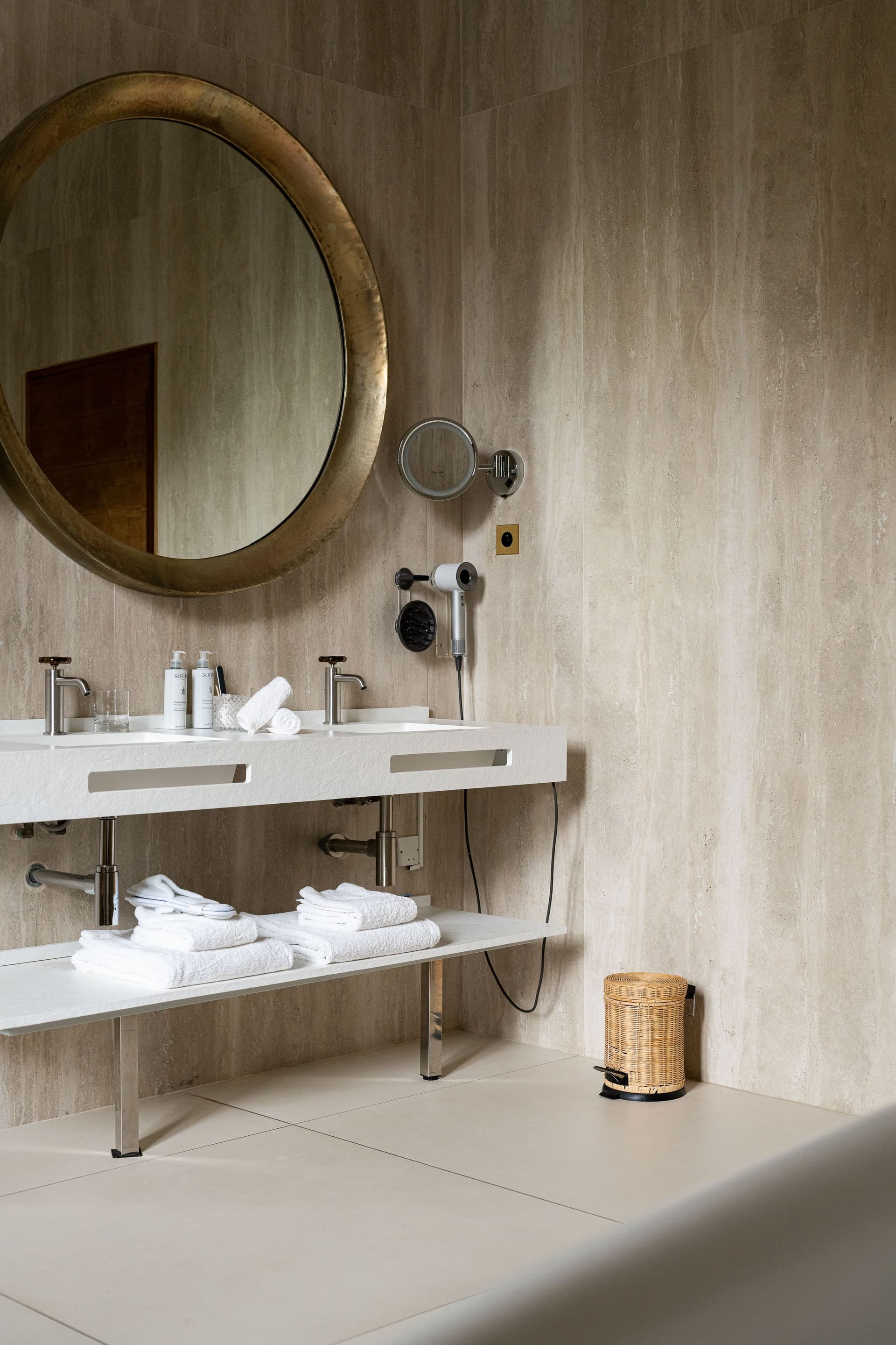 Salle de bain moderne avec miroir rond.