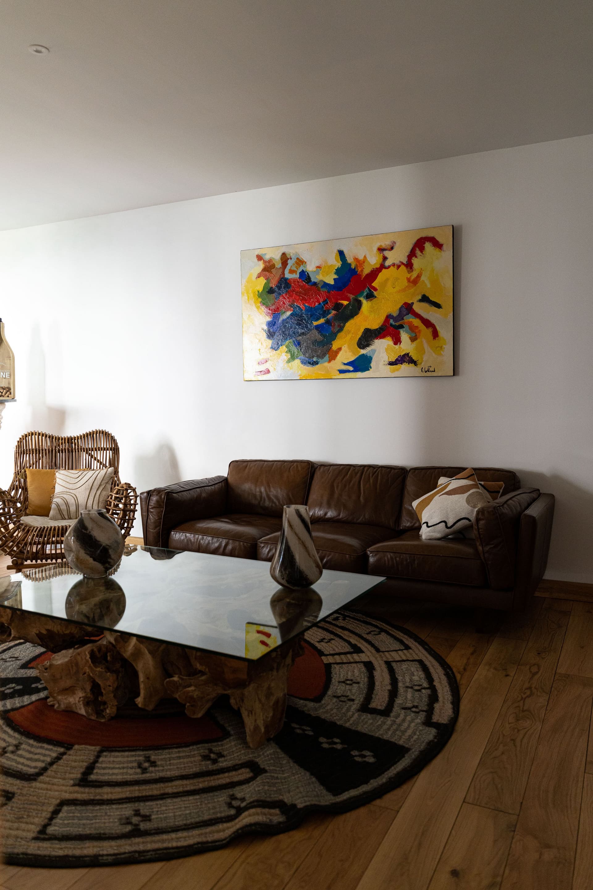 Salon moderne avec peinture abstraite colorée.