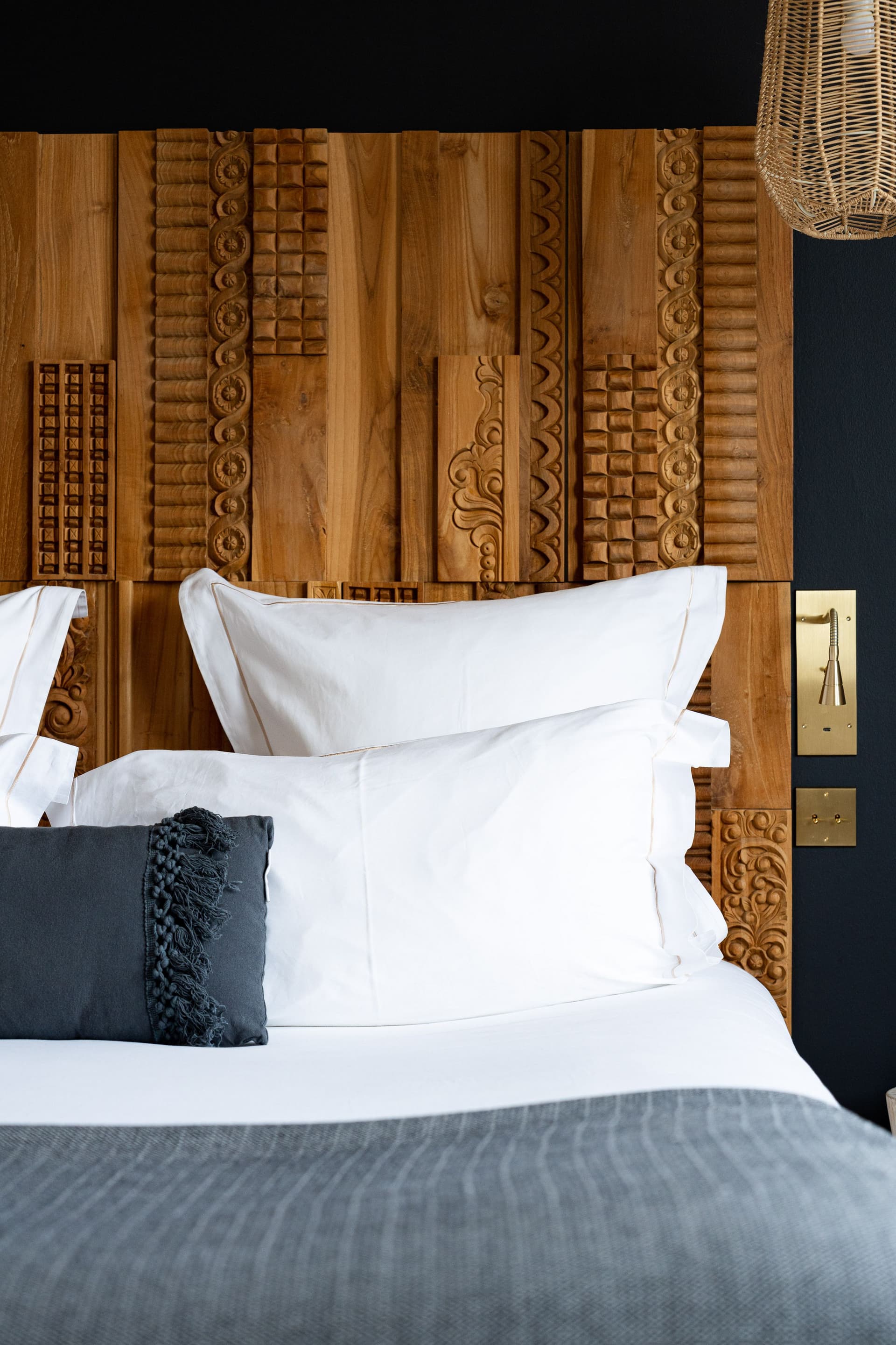 Lit avec tête en bois sculpté élégant.