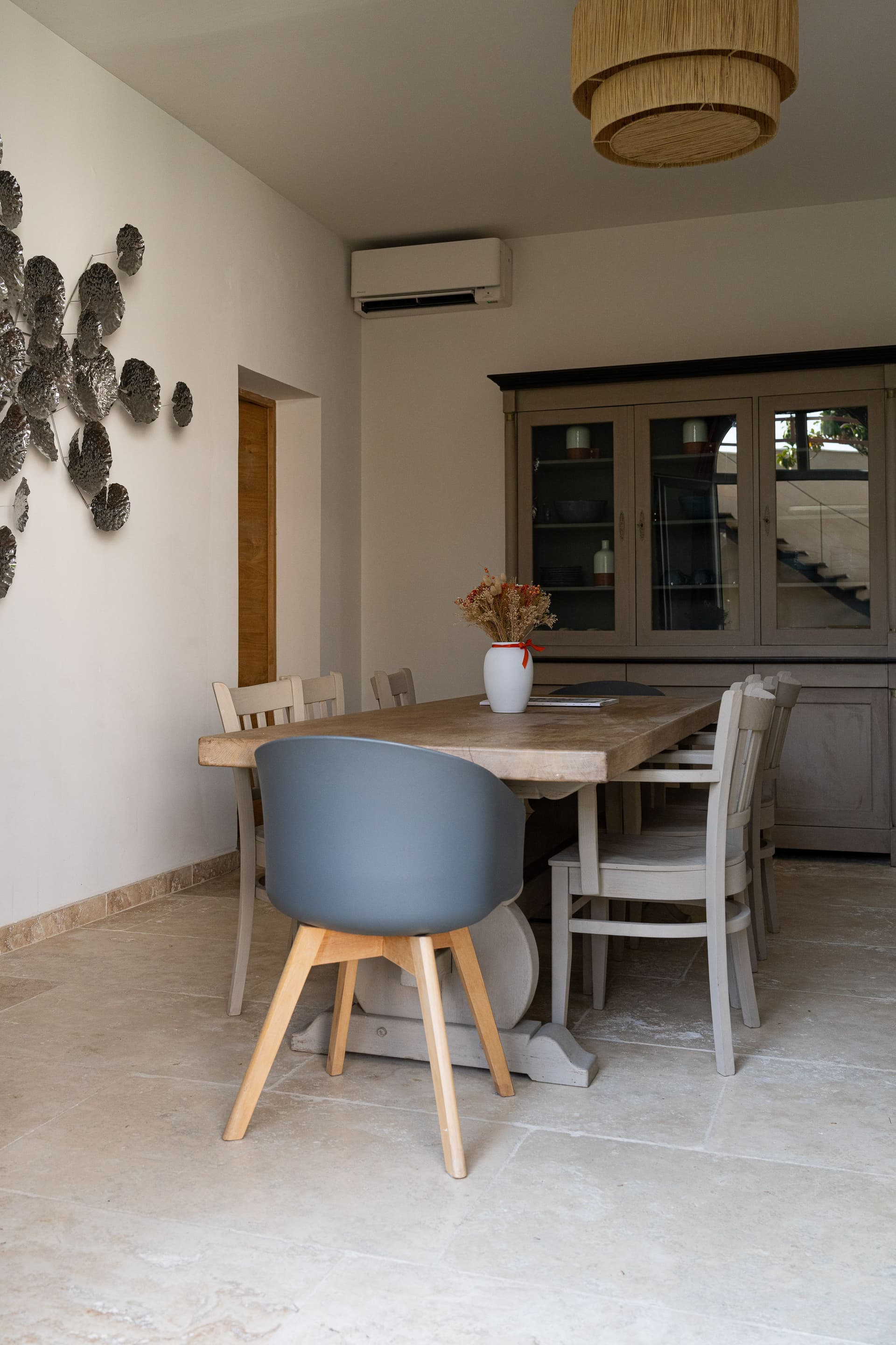 Salle à manger moderne avec table en bois.