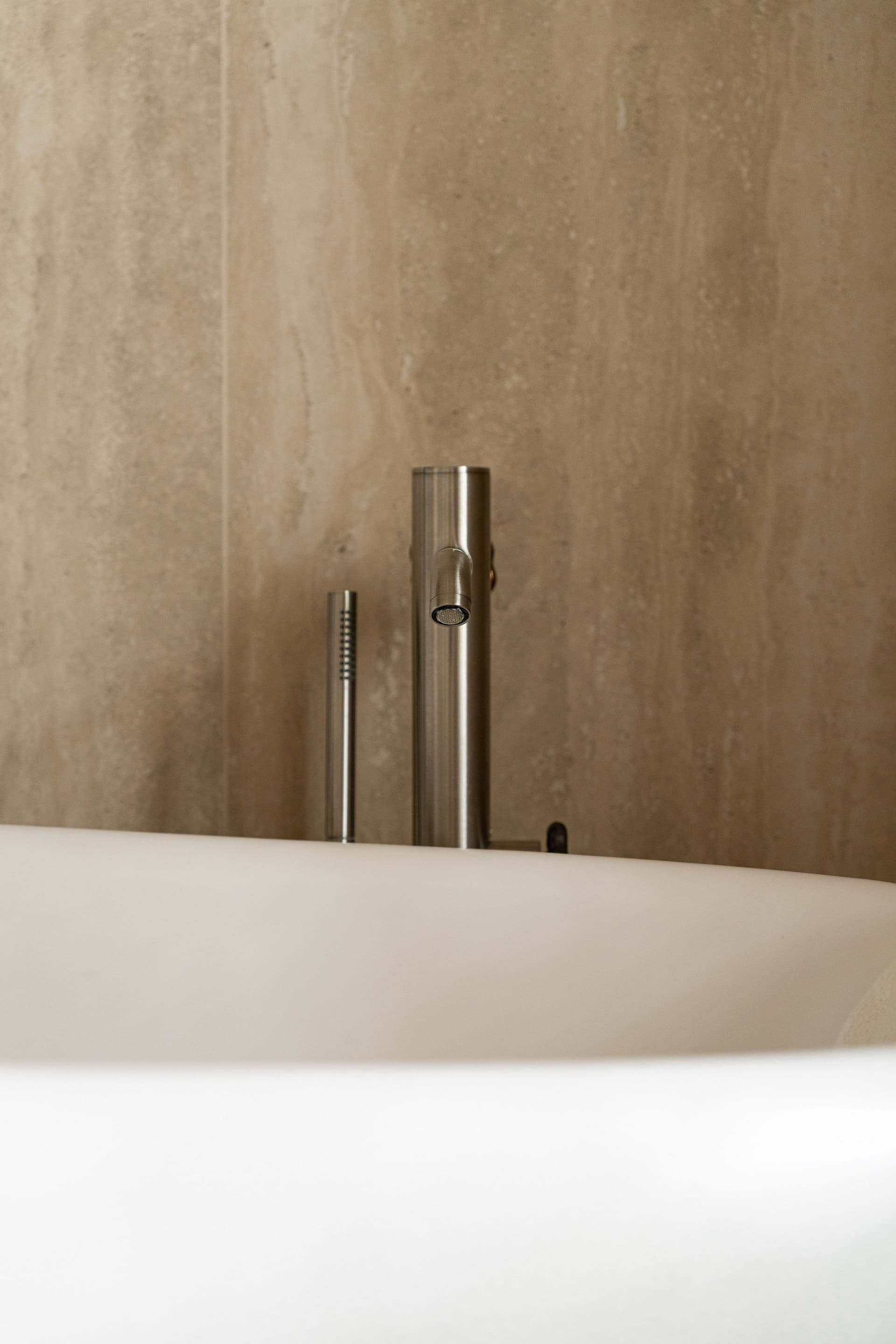 Robinet de baignoire moderne en acier inoxydable.