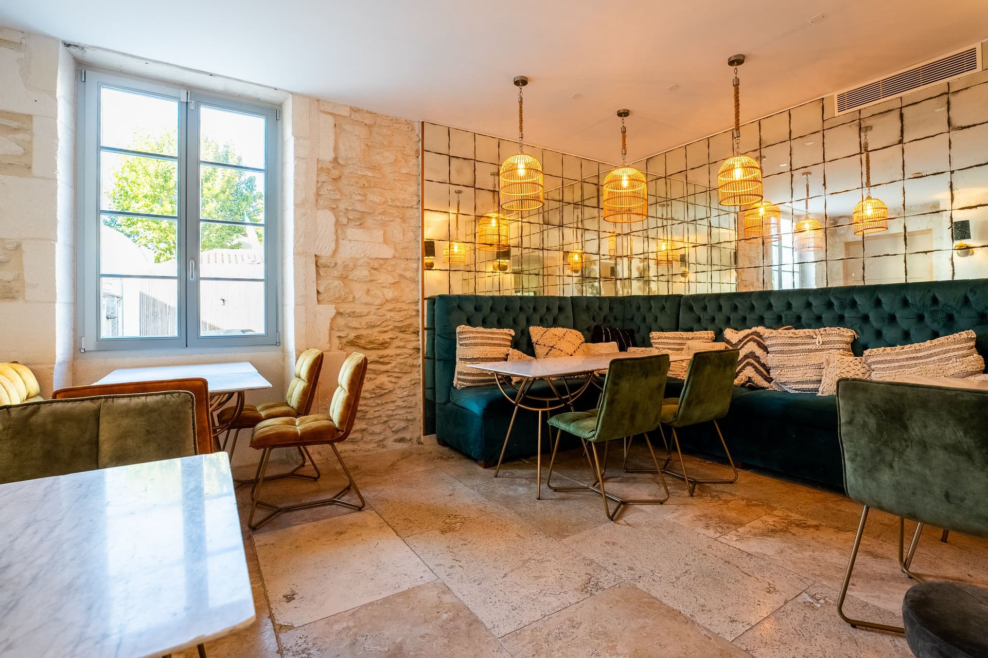 Intérieur de café cosy avec tables et chaises vintage.