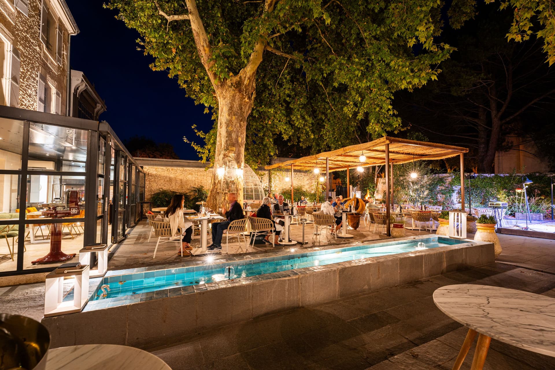 Terrasse de restaurant éclairée le soir.