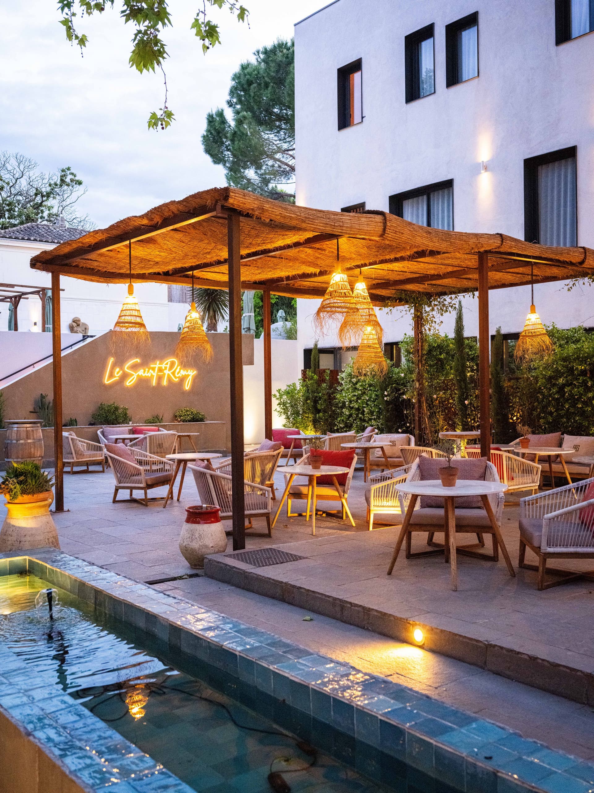 Terrasse extérieure avec éclairage chaleureux le soir.