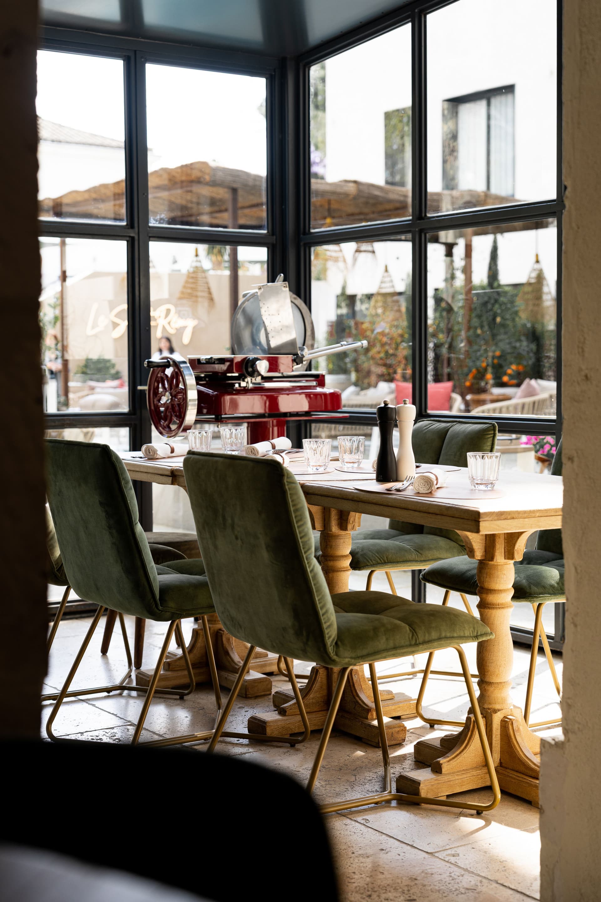 Salle à manger avec chaises vertes élégantes.