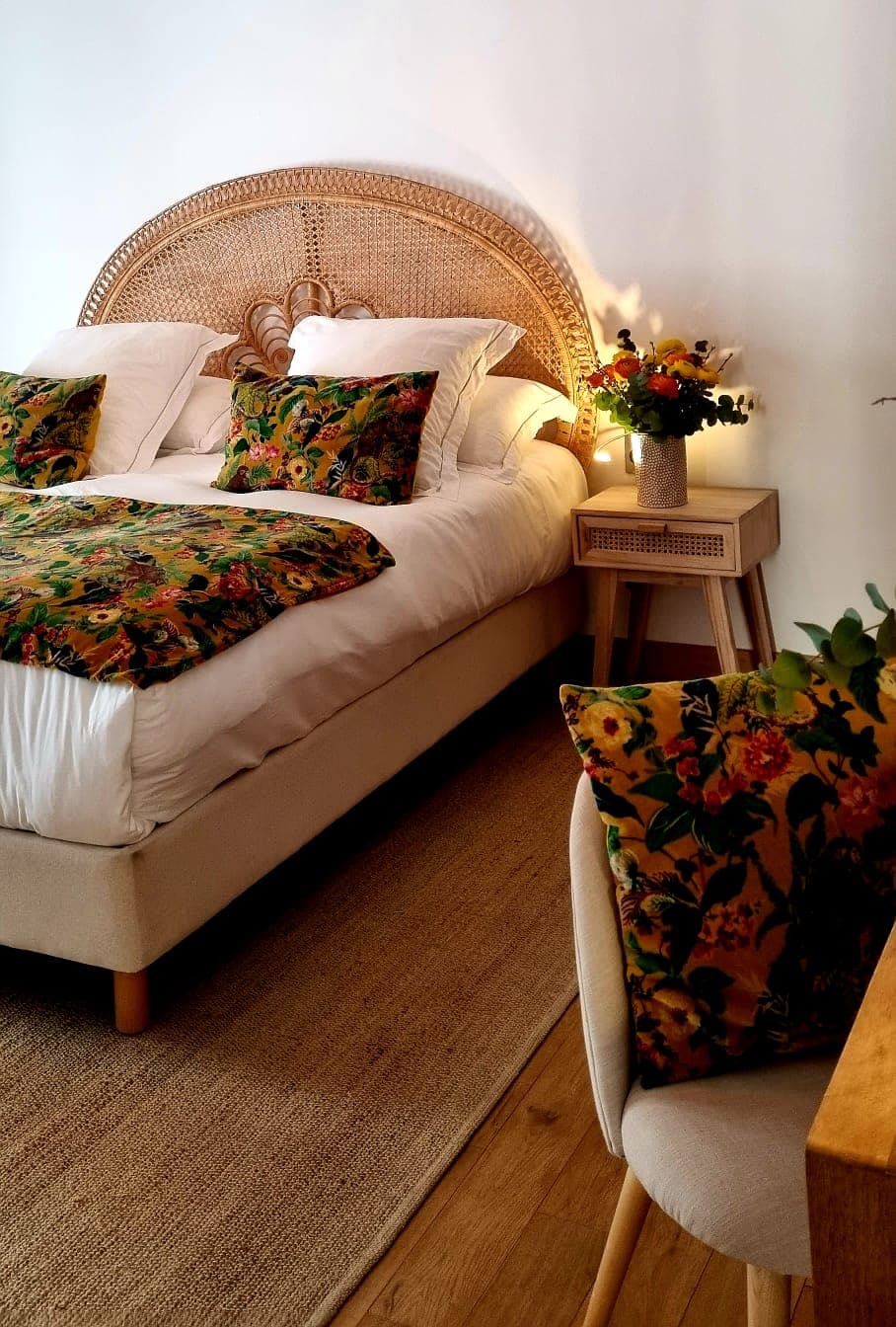Chambre à coucher avec décoration florale élégante.