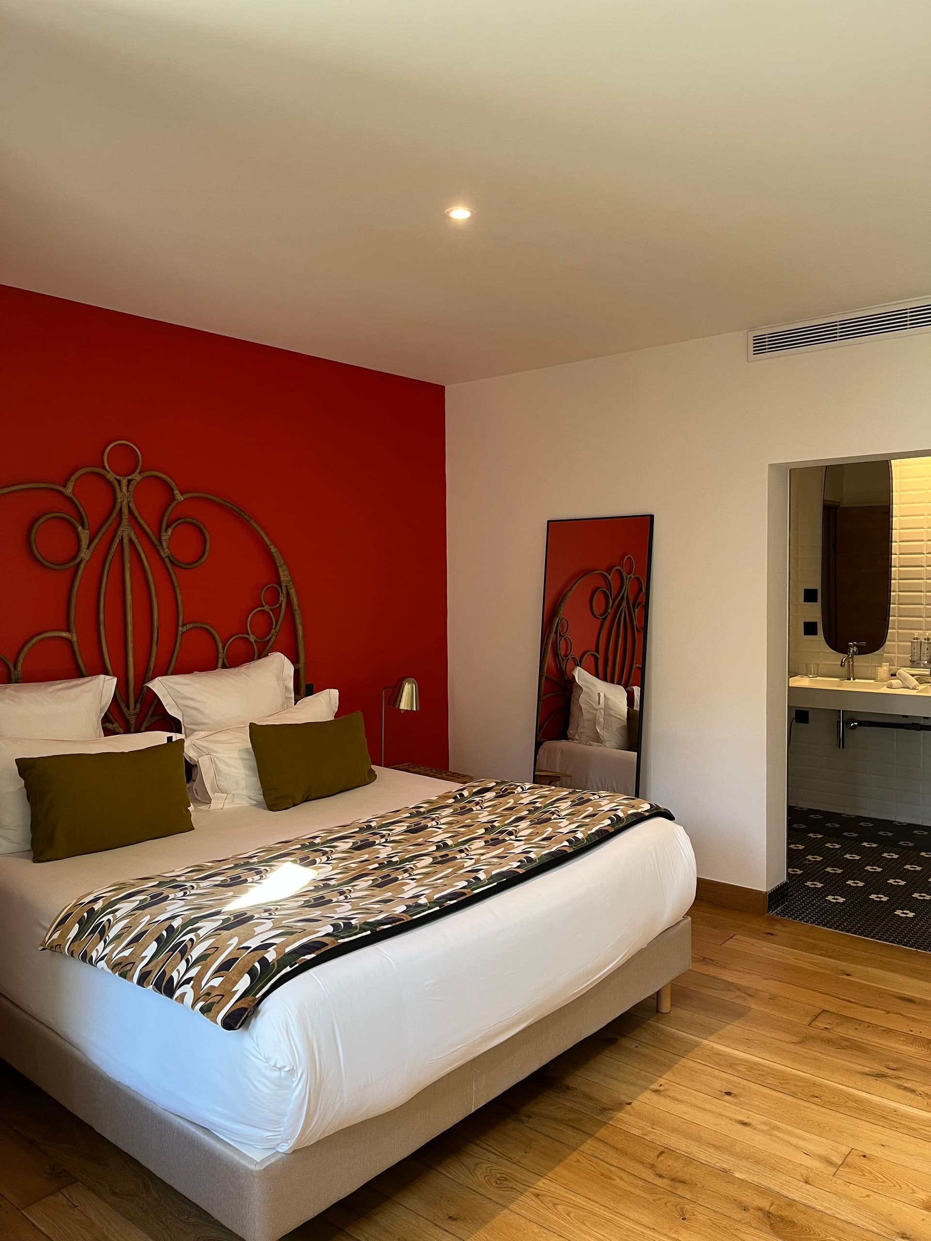 Chambre d'hôtel moderne avec mur rouge.