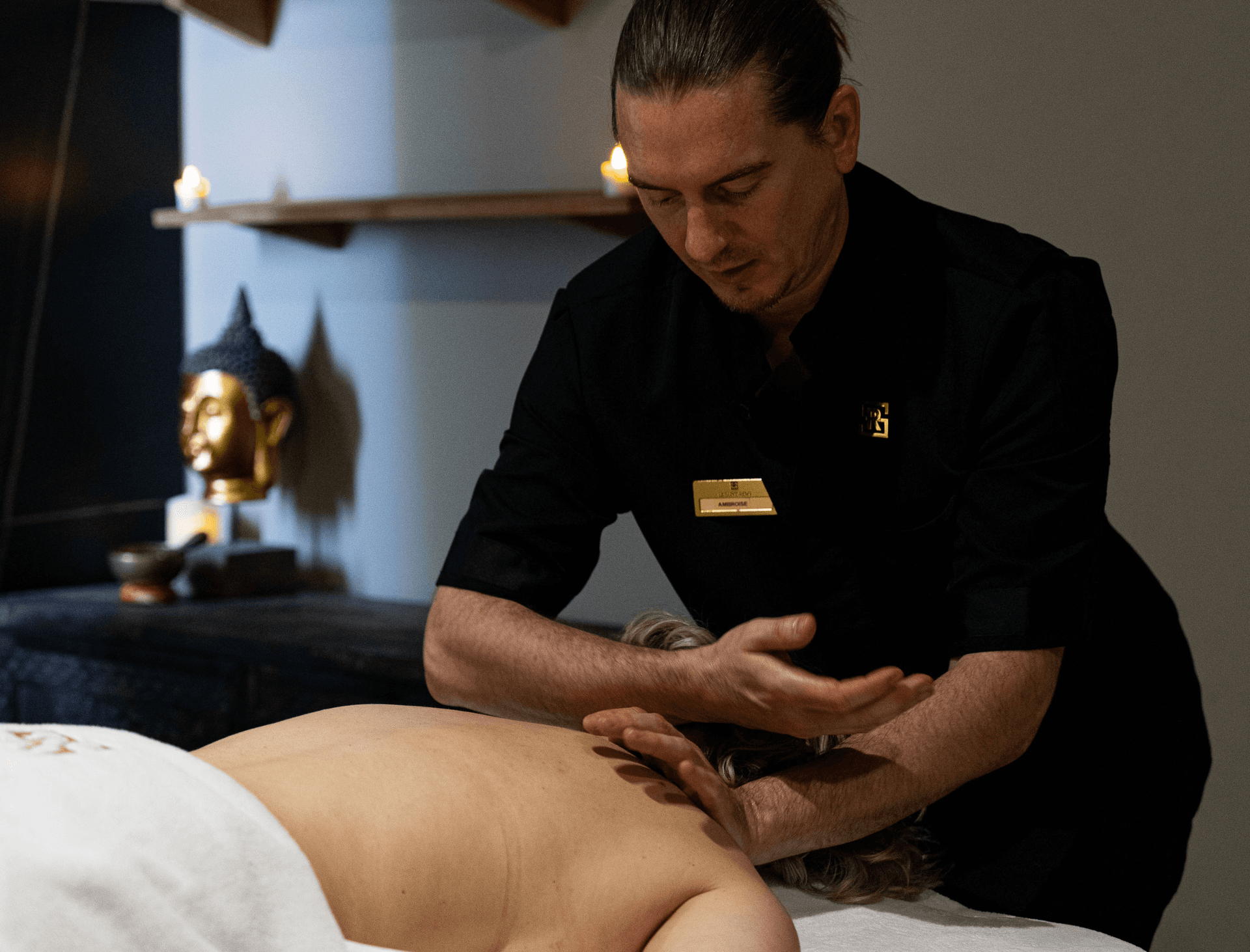 Massage relaxant dans un spa avec bougies.