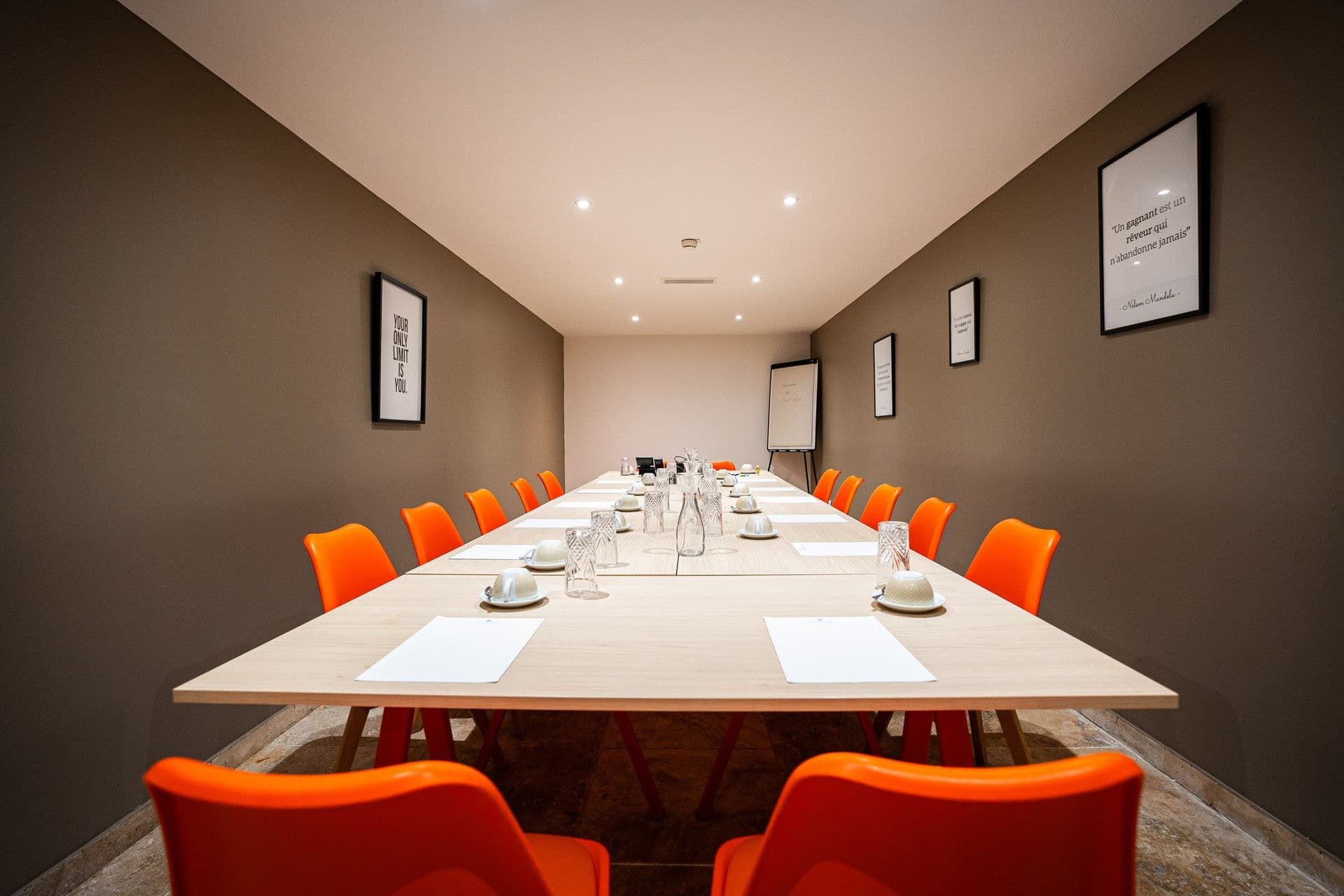 Salle de réunion moderne avec chaises oranges.