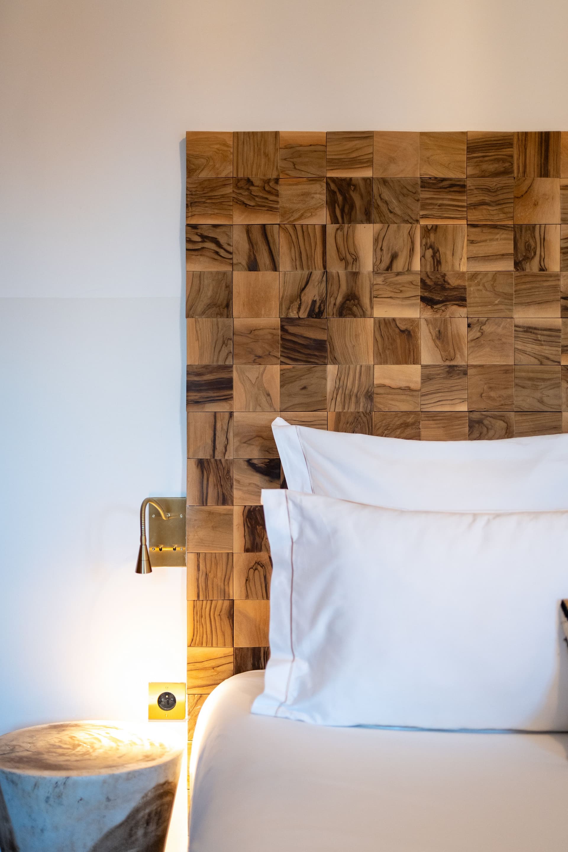 Lit avec tête de lit en bois sculpté