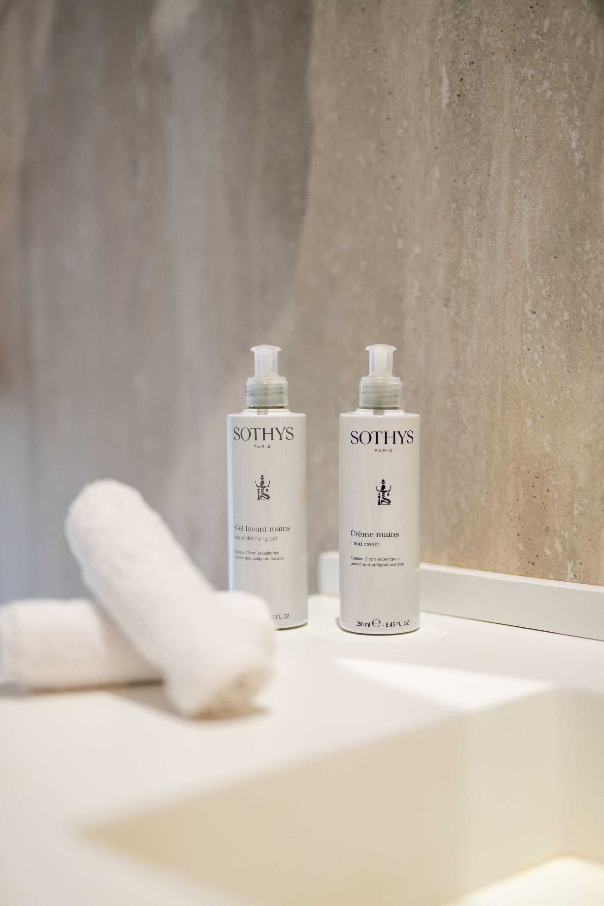 Produits de soin Sothys avec serviettes blanches.