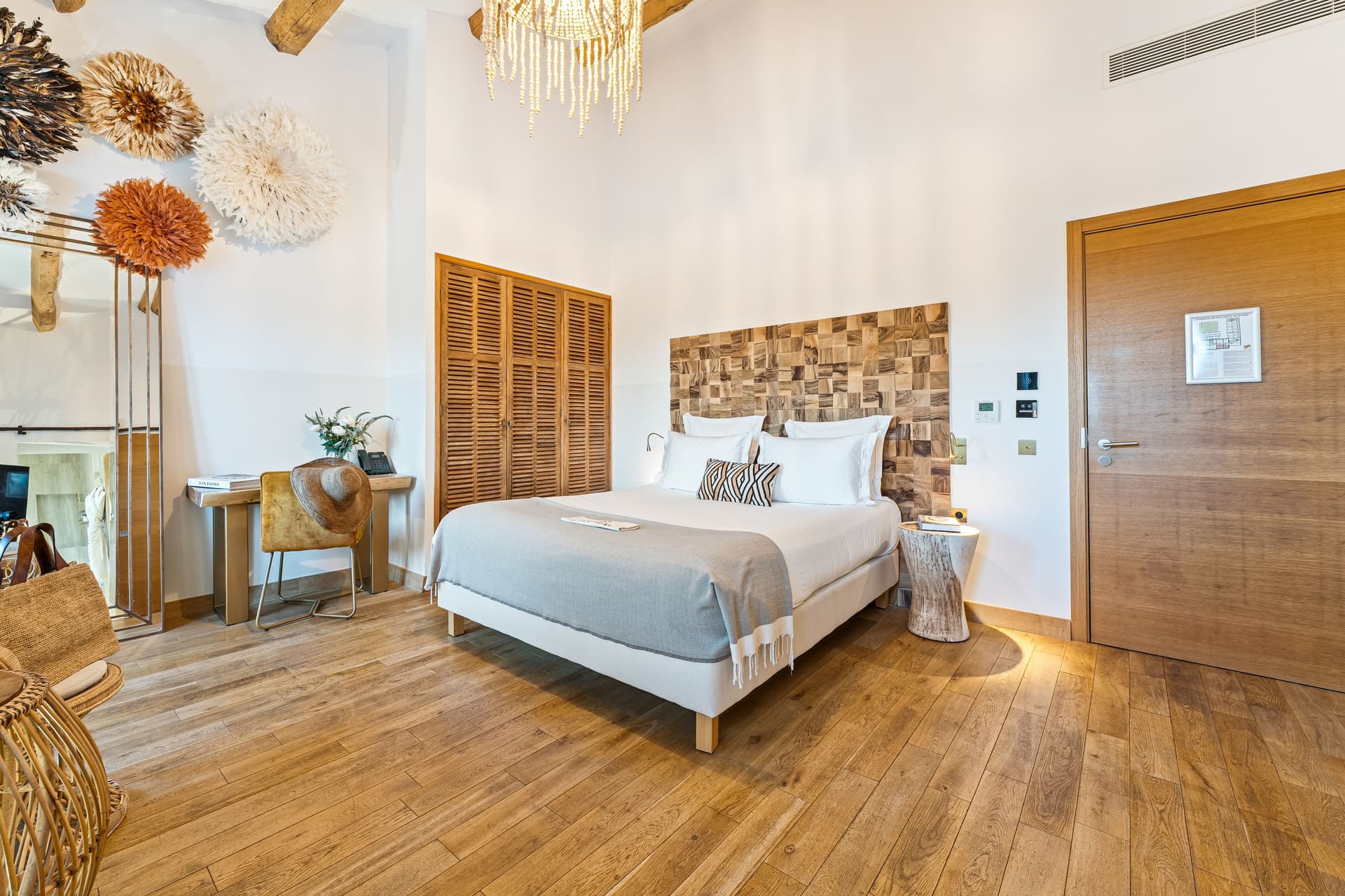 Chambre moderne avec lit double et décoration boisée.