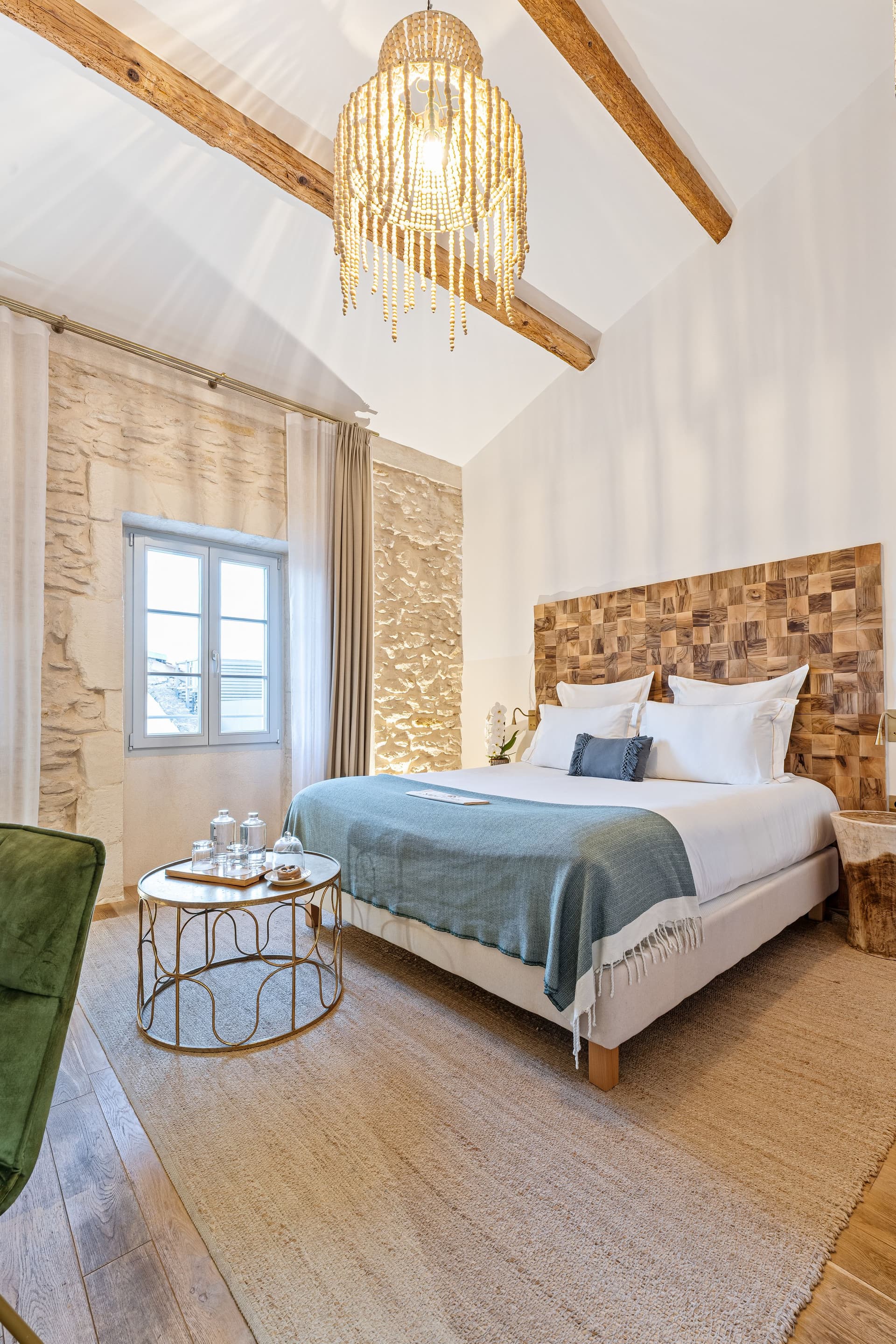 Chambre douillette avec lit double et décoration élégante.