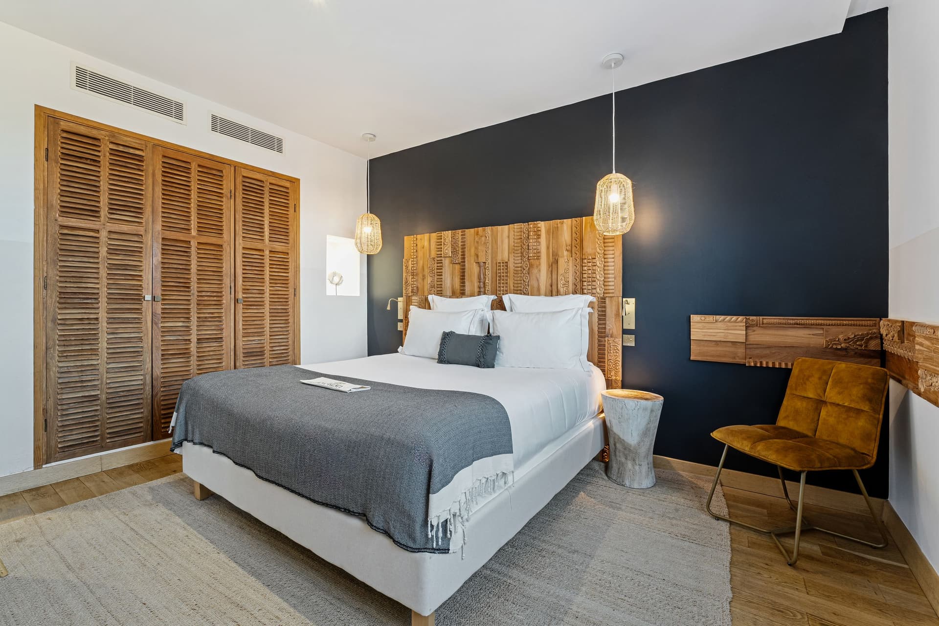 Chambre moderne avec lit double et décor en bois.