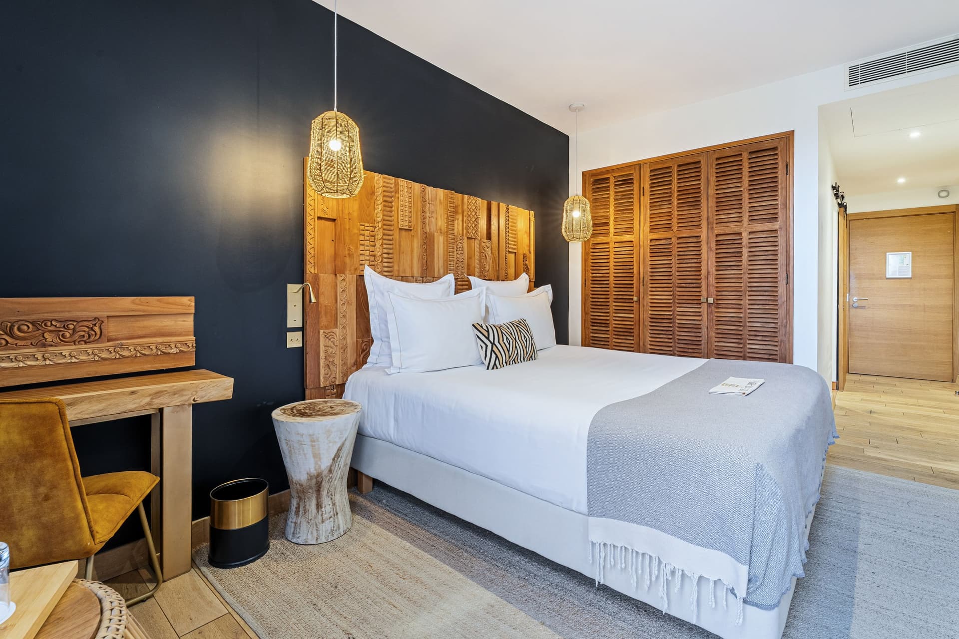 Chambre d'hôtel moderne avec décoration en bois sculpté - Hôtel 5 étoiles Alpilles - Hôtel Le Saint-Rémy