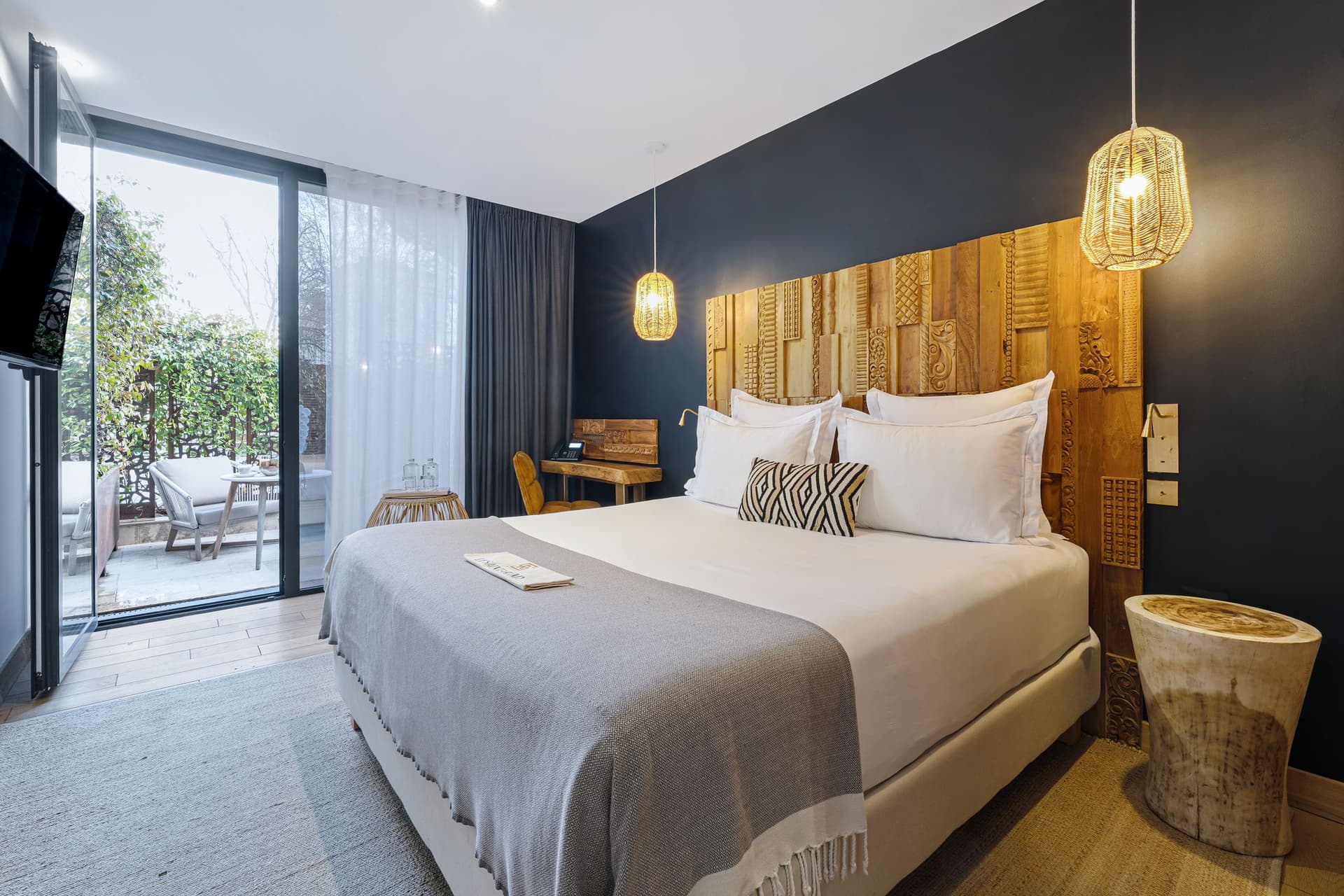 Chambre d'hôtel moderne avec terrasse extérieure