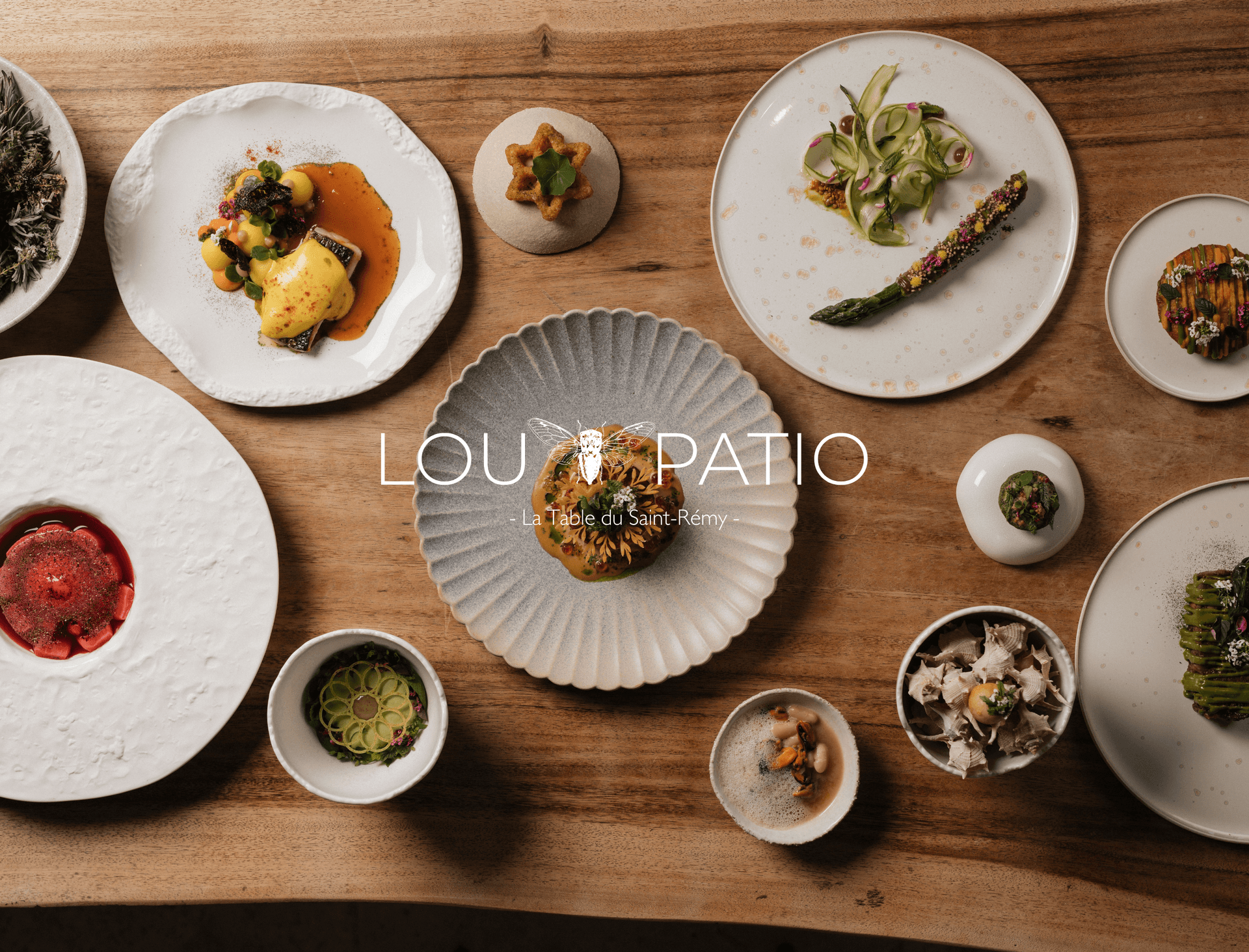 Plats gastronomiques dressés sur table en bois