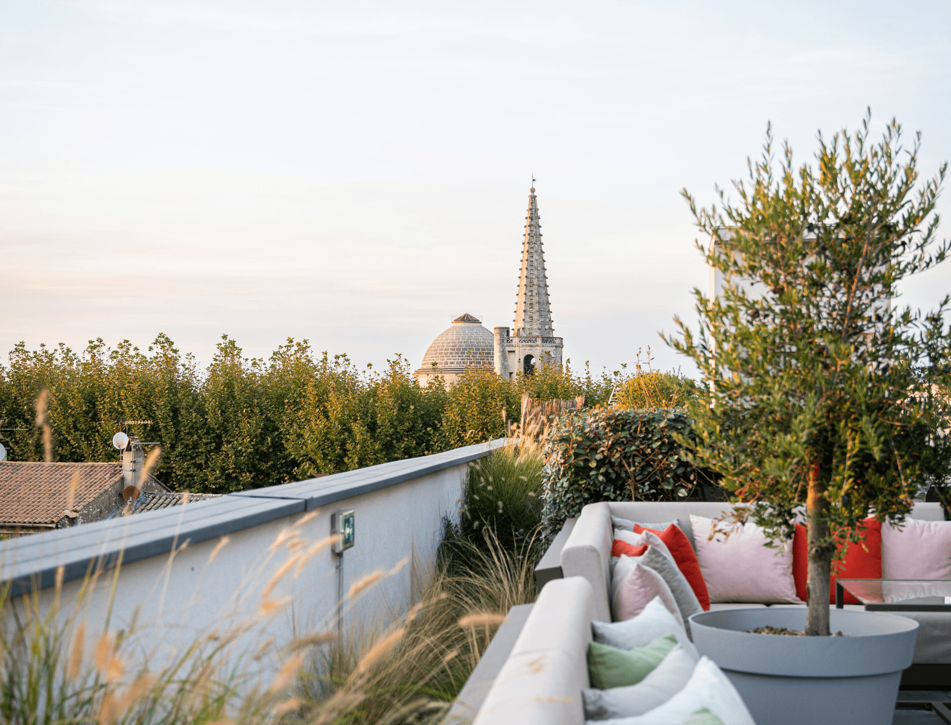 Terrasse sur toit vue clocher au coucher du soleil