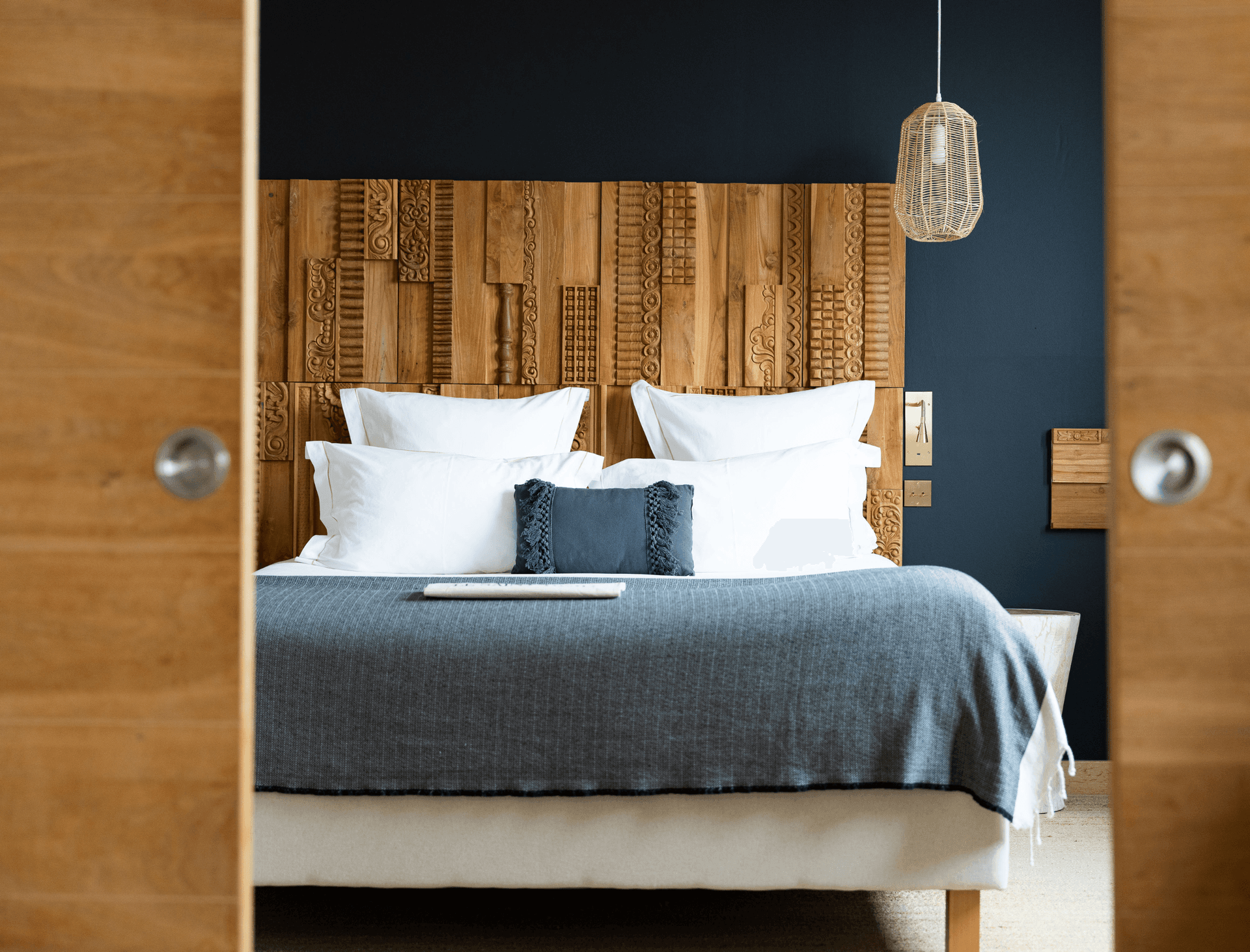 Chambre moderne avec tête de lit en bois sculpté