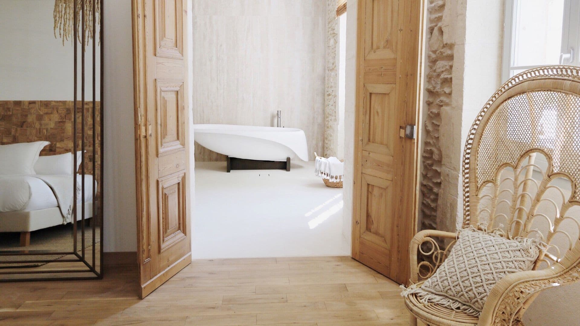 Chambre avec baignoire et fauteuil en rotin - Hôtel 5 étoiles Saint-Rémy-de-Provence - Hôtel Le Saint-Rémy