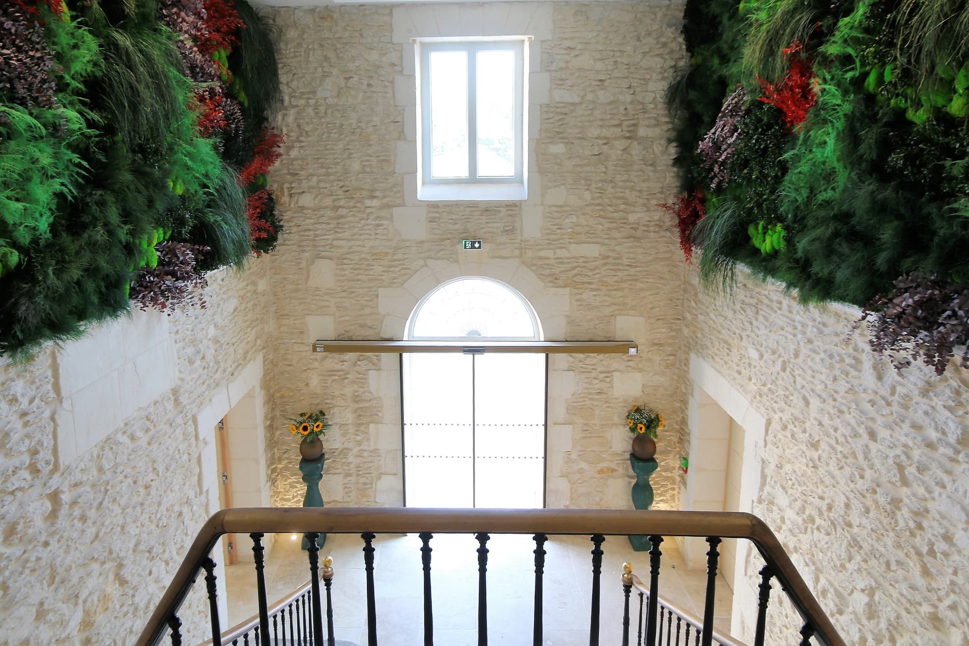Escalier en pierre avec mur végétal - Hôtel 5 étoiles Alpilles - Hôtel Le Saint-Rémy