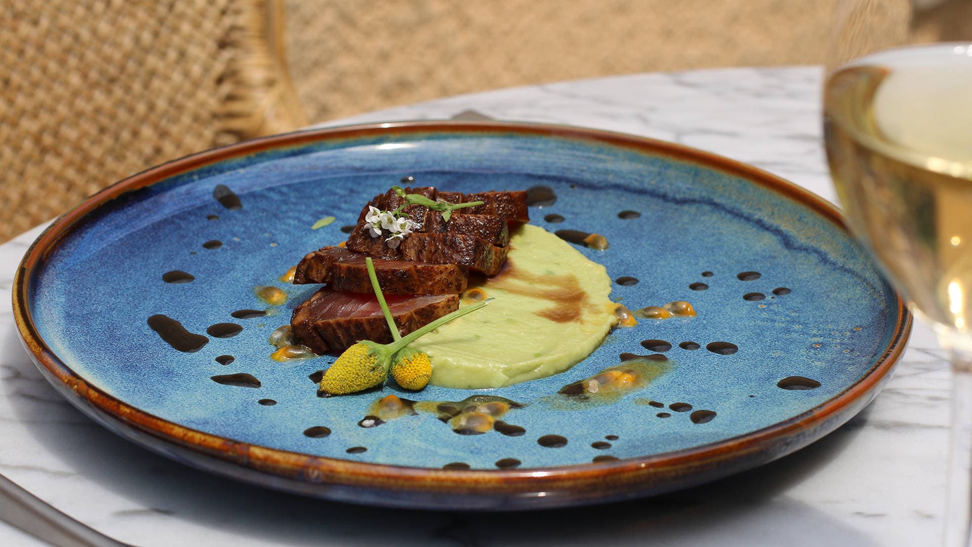 Assiette de boeuf avec purée verte.