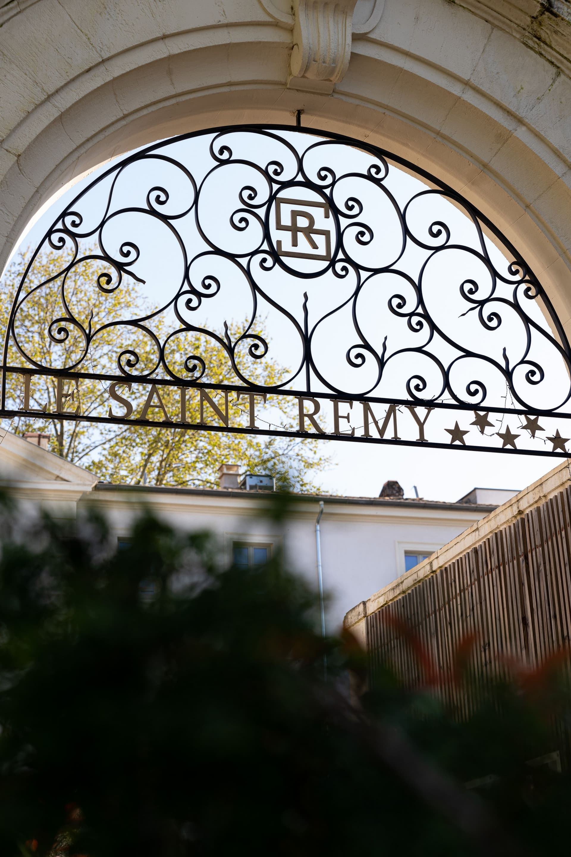 Porte en fer forgé entrant hôtel Le Saint Rémy.