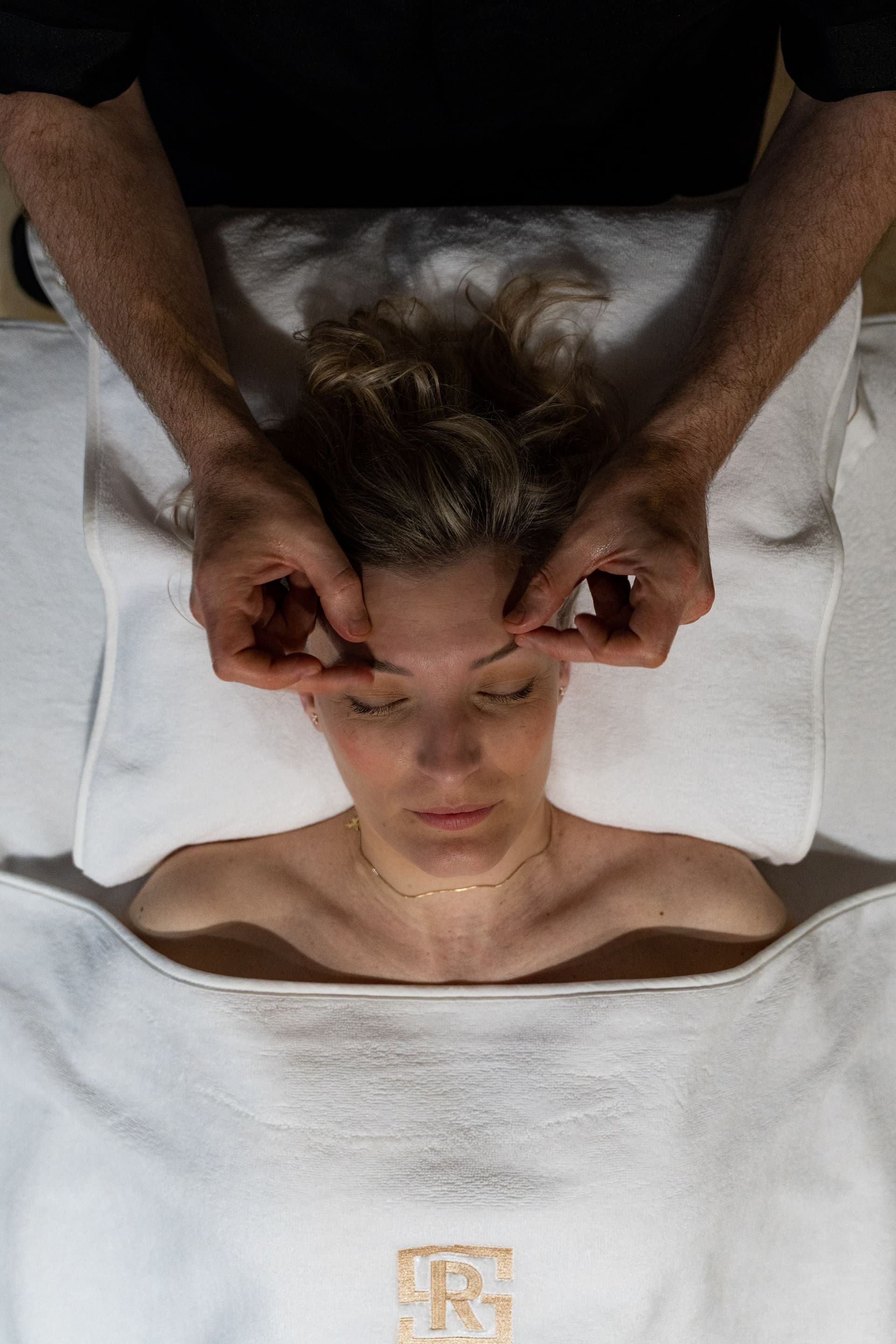 Massage de relaxation sur les tempes
