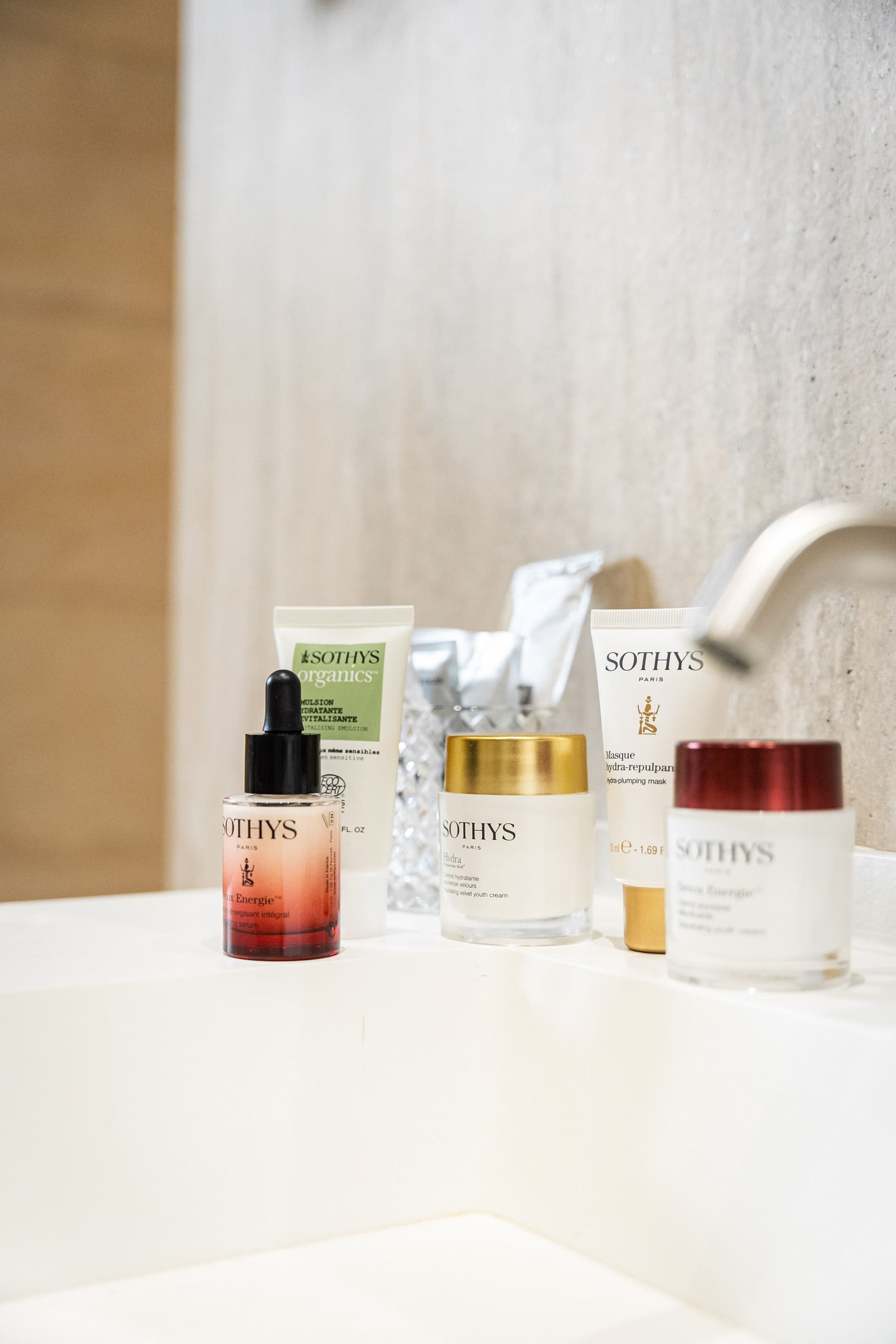 Produits de soin Sothys sur un lavabo.