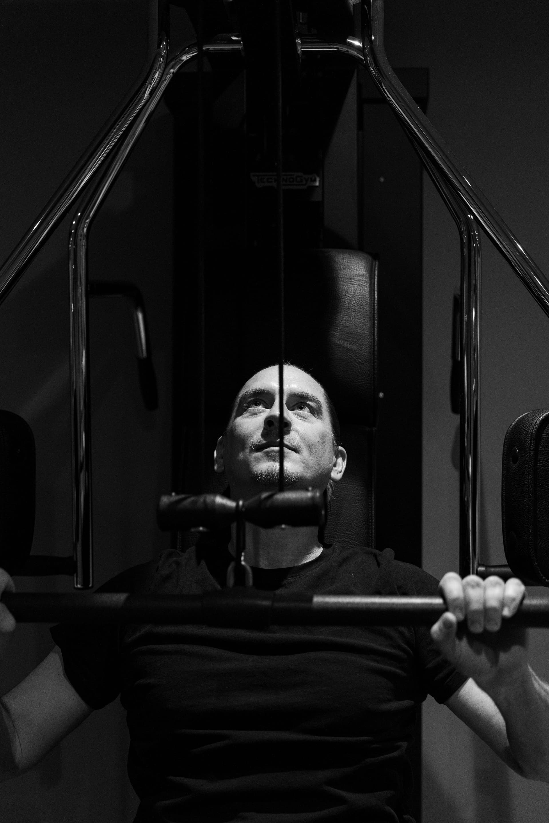 Homme s'entraînant sur une machine de musculation.