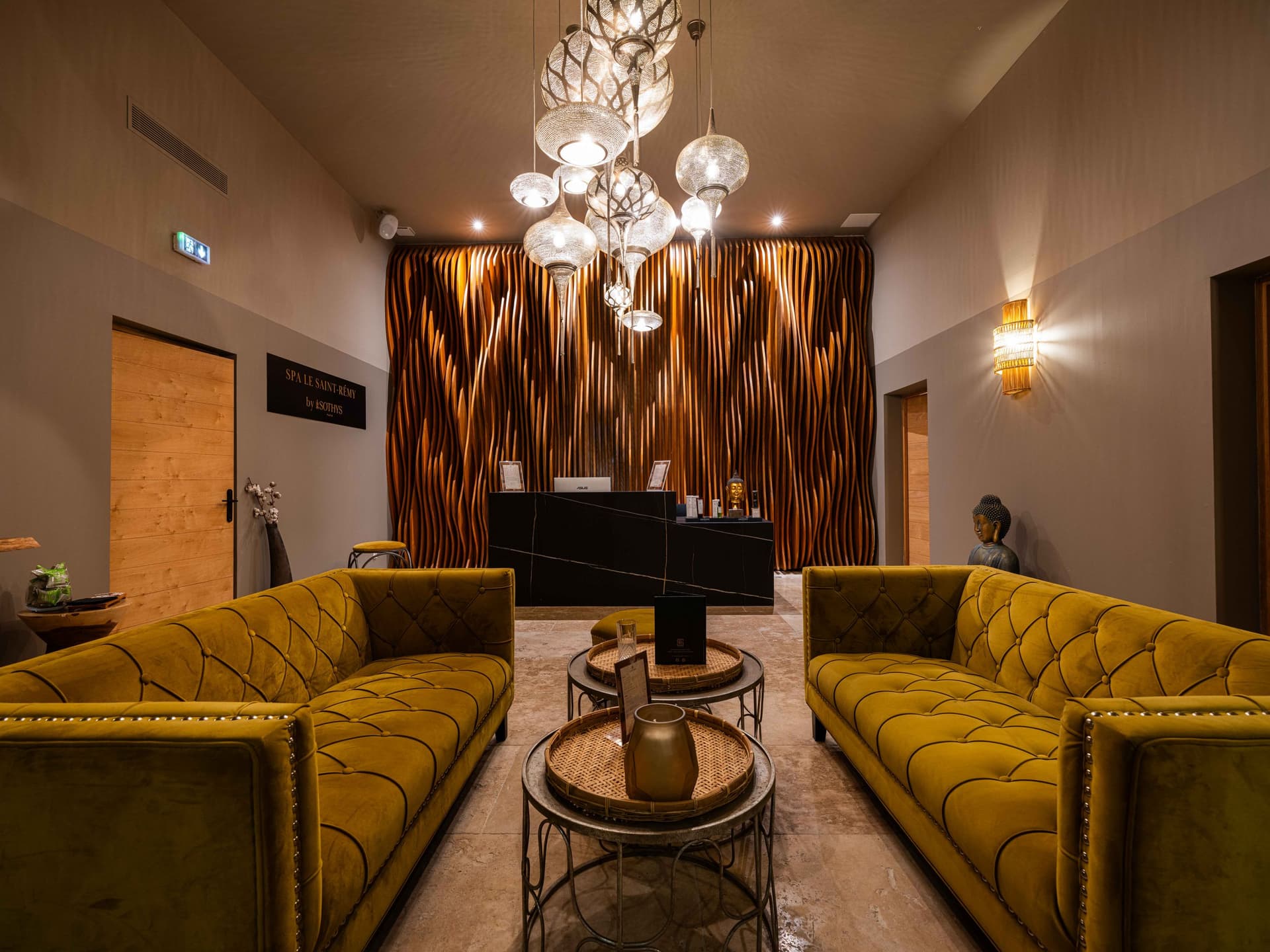 Salon de spa élégant avec canapés et décoration moderne.