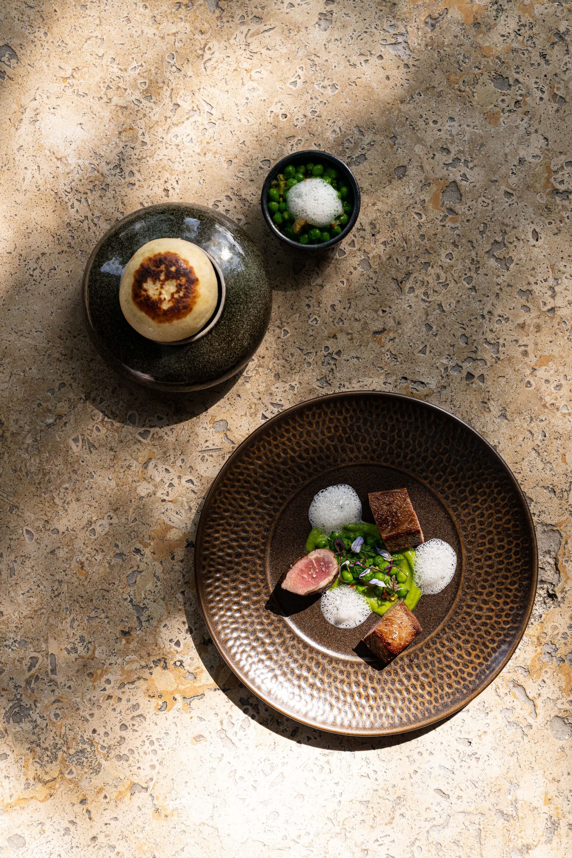 Assiette design avec plat gastronomique.