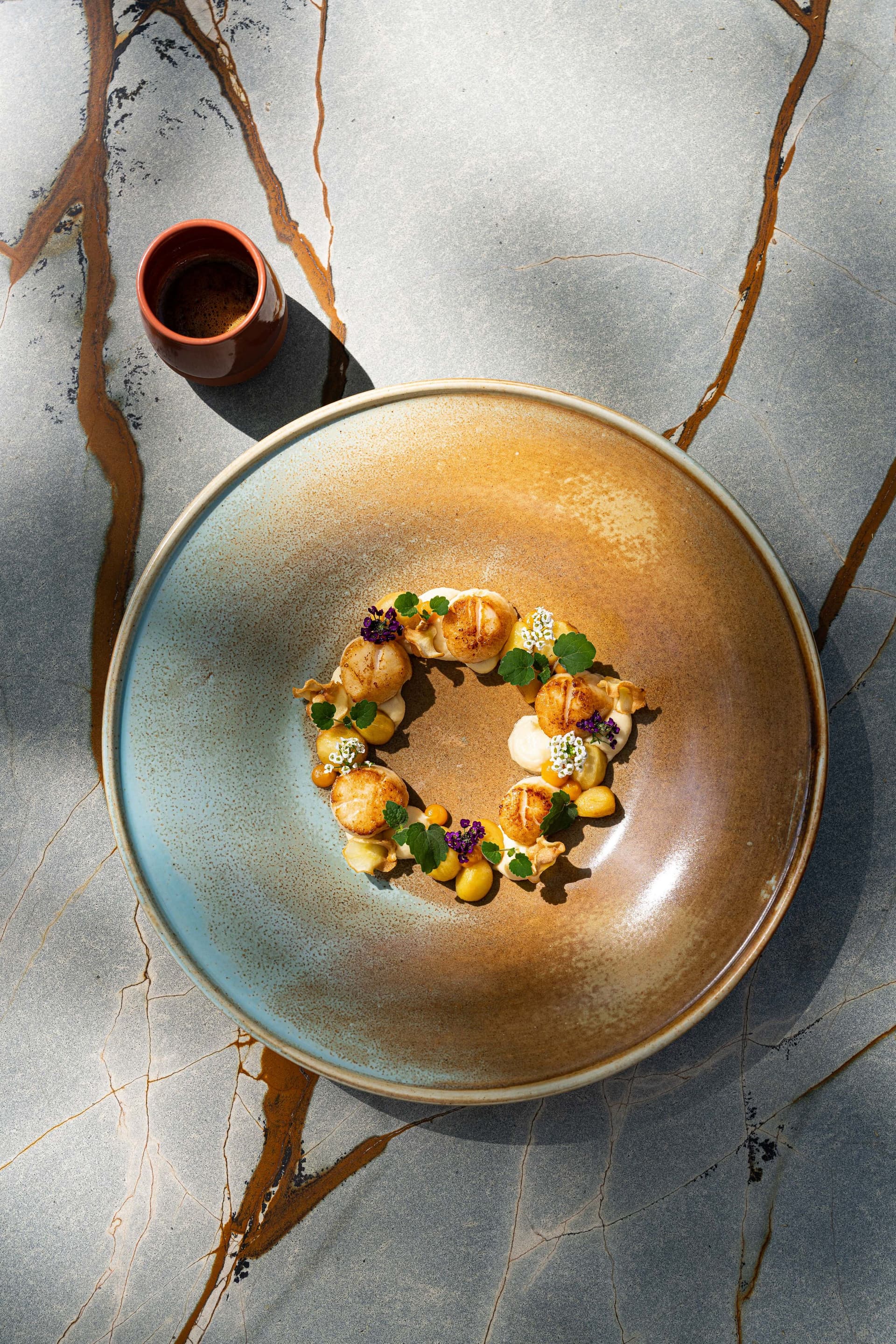 Assiette gourmande avec décor de fleurs comestibles.