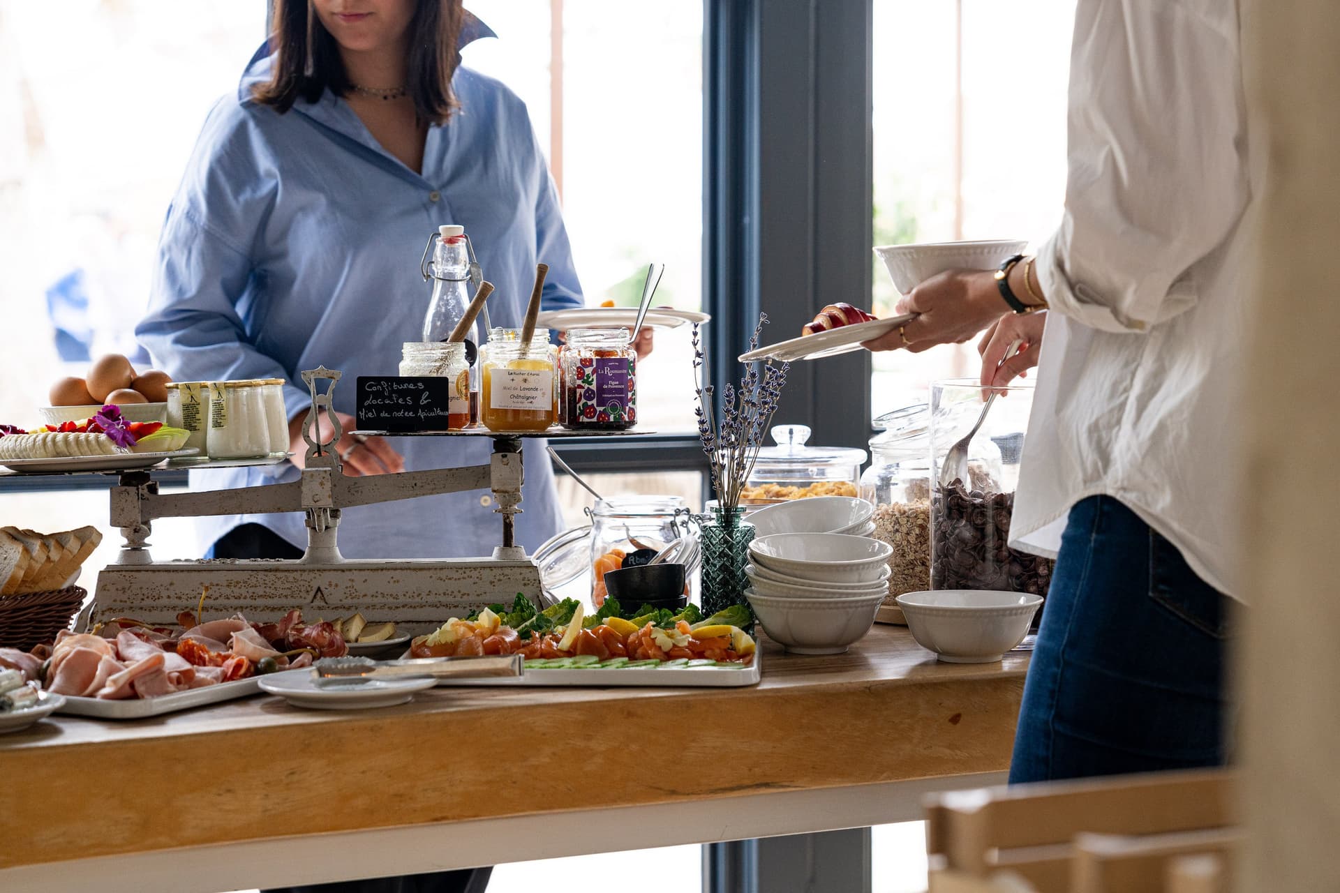 Petit déjeuner buffet avec fruits et confitures.
