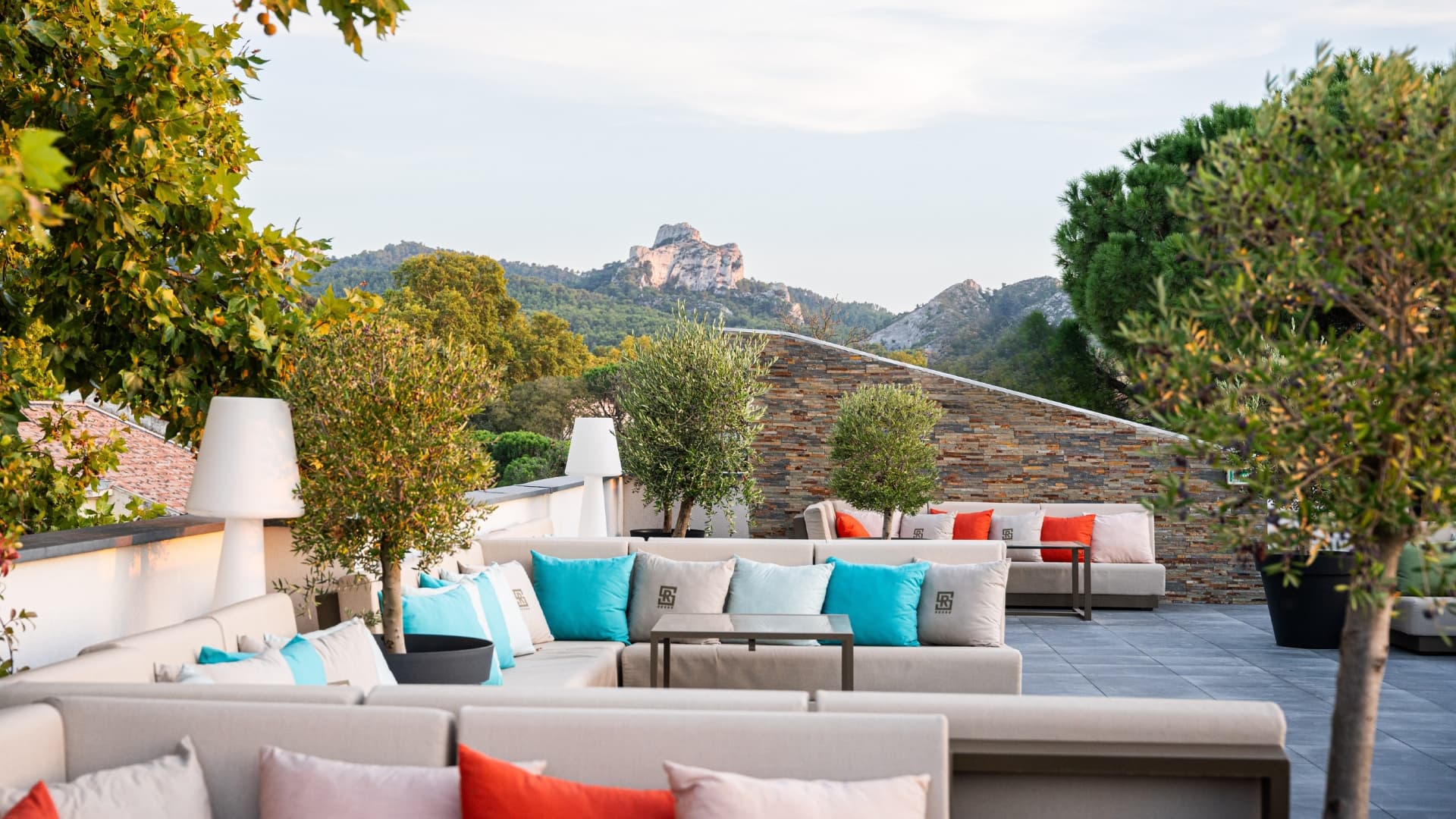 Terrasse avec vue sur montagnes provençales.