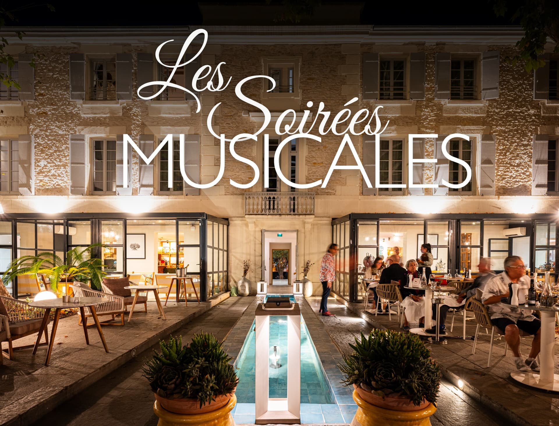 Restaurant animé de nuit avec texte 'Les Soirées Musicales'.