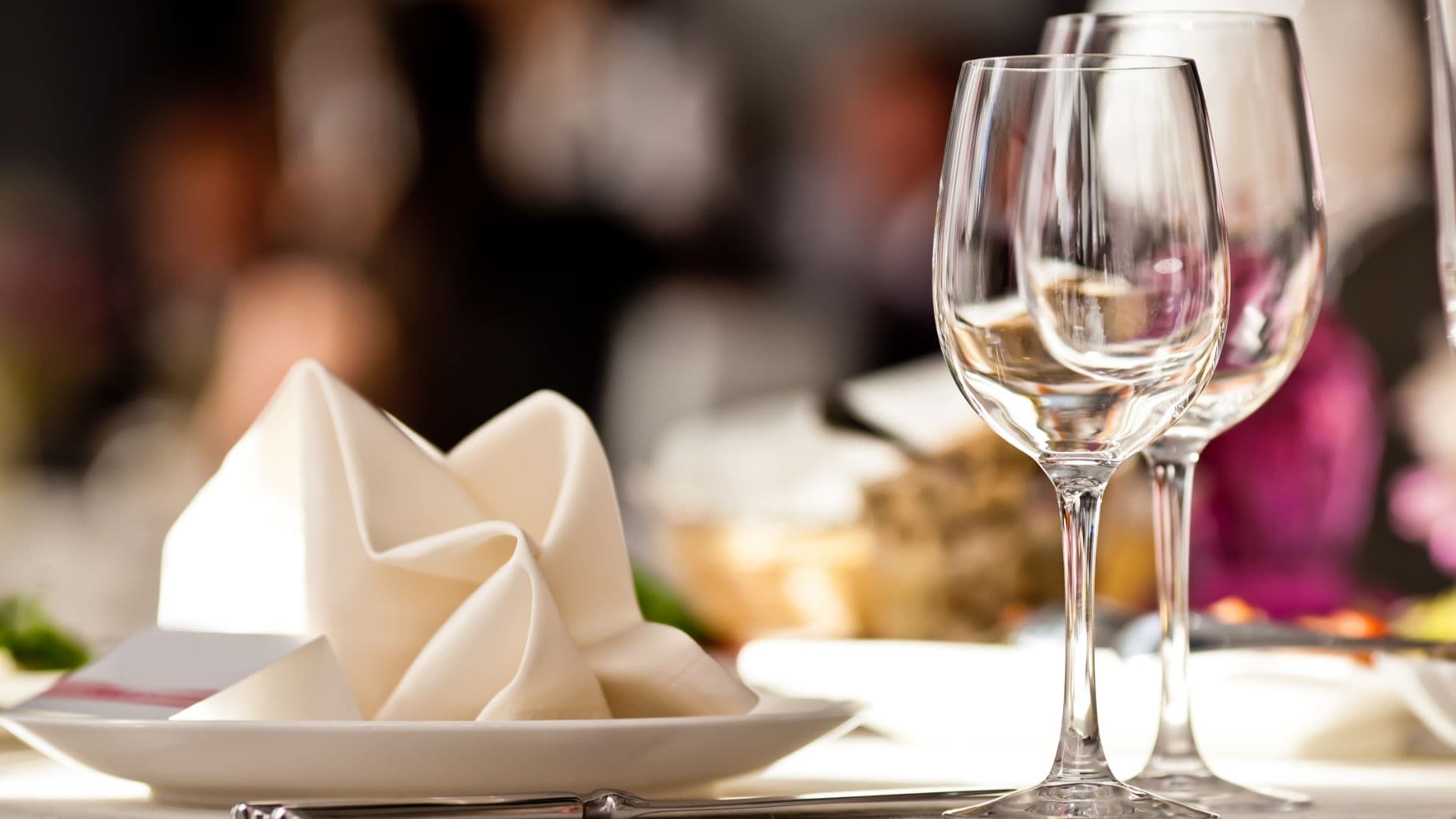 Table dressée avec serviette et verres - Hôtel 5 étoiles Saint-Rémy-de-Provence - Hôtel Le Saint-Rémy