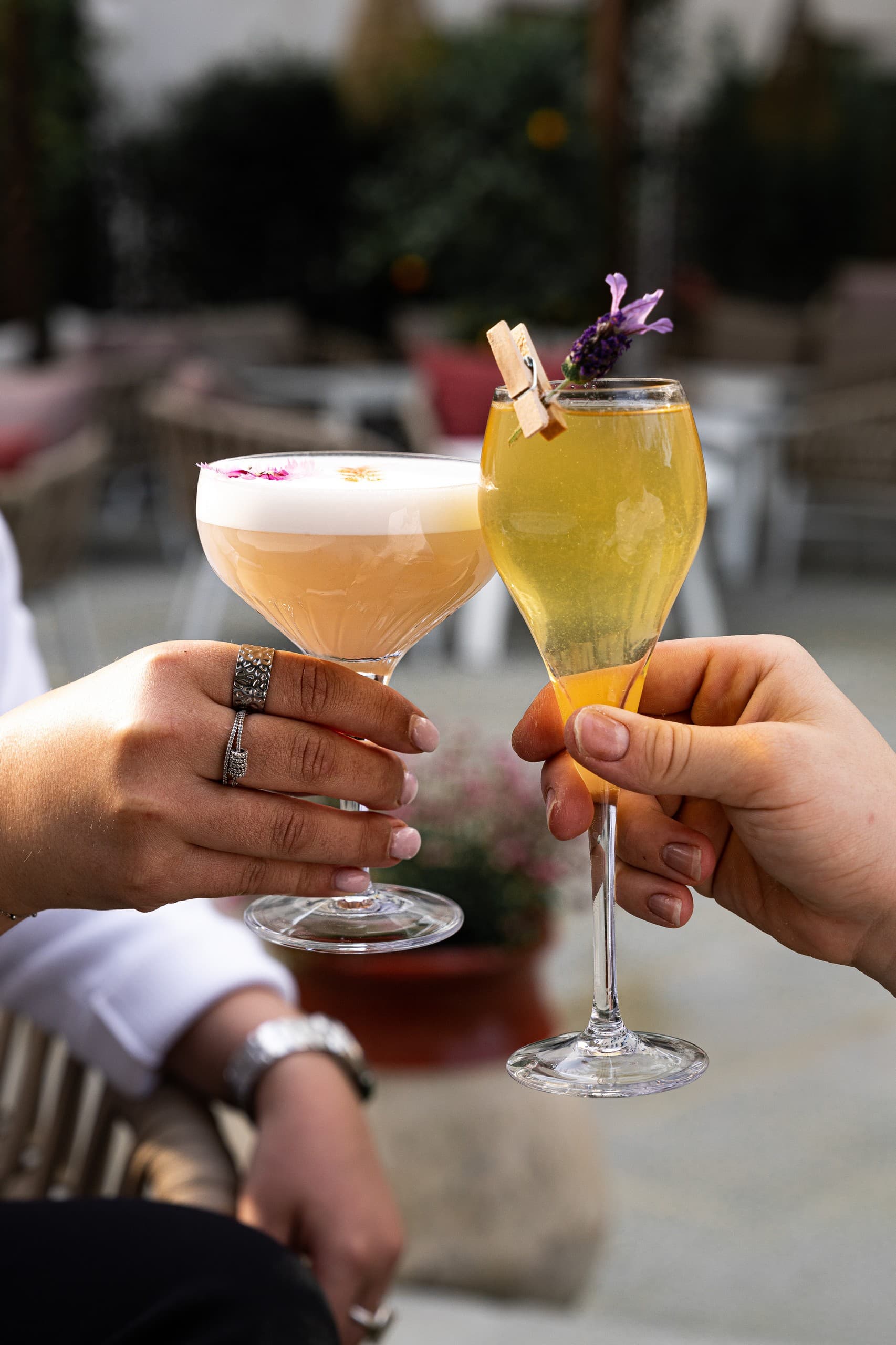 Deux cocktails portés par des mains brindant.